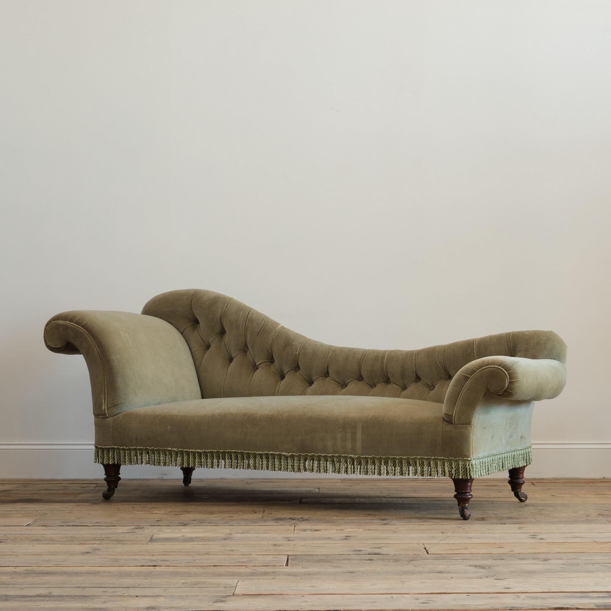 Noyer Canapé / Chaise du 19ème siècle par Jus Shoolbred en vente