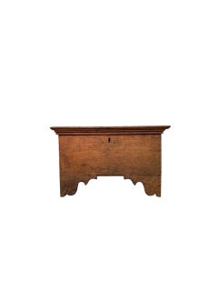 Commode du XIXe siècle en bois de châtaignier massif, au charme rustique alpin