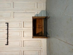 Credenza bassa del XIX secolo in legno massello di abete con due ante