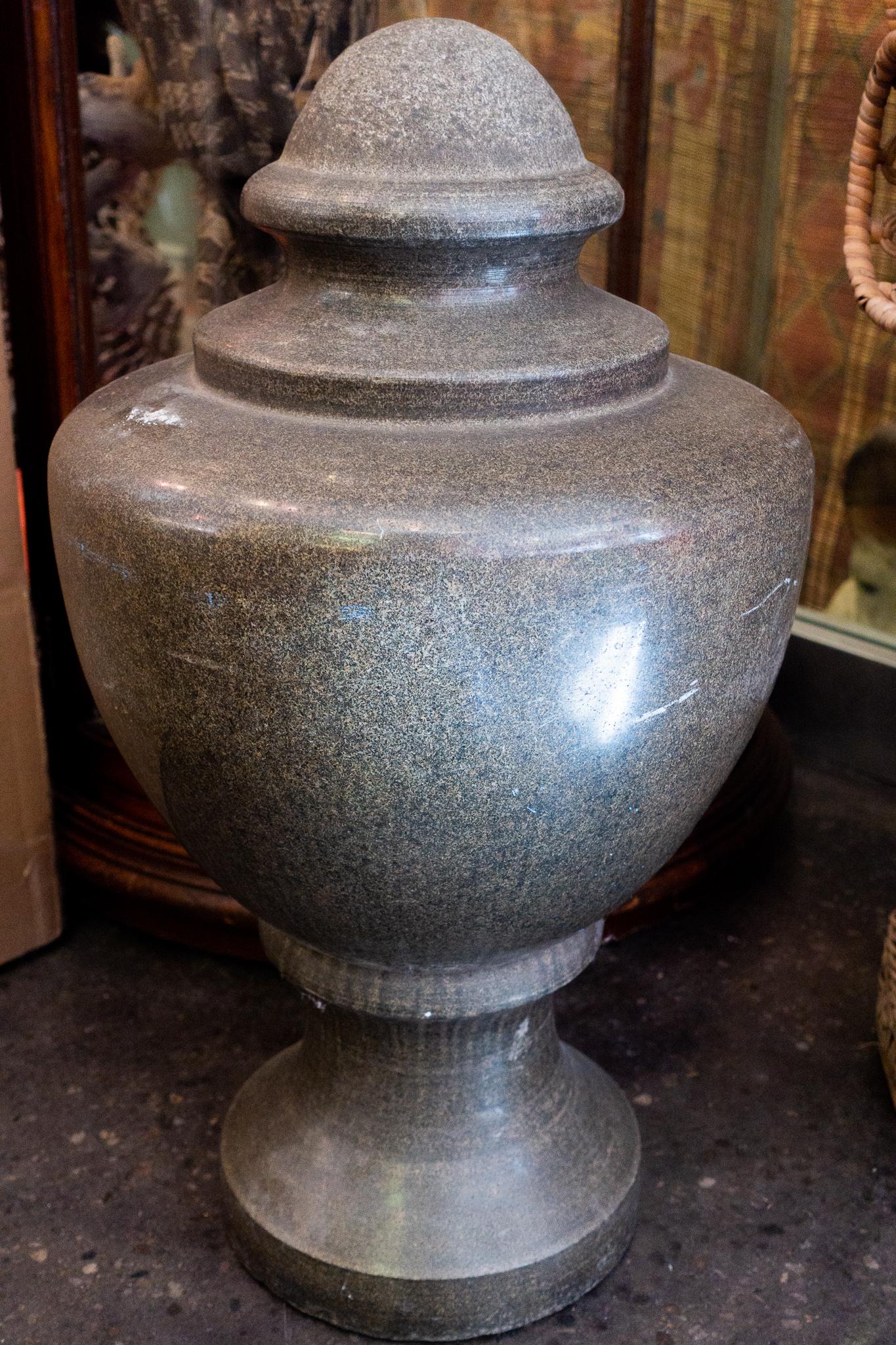Dekorative Vase aus massivem Granitstein im Grand-Tour-Stil aus dem 19. Jahrhundert (Grand Tour)