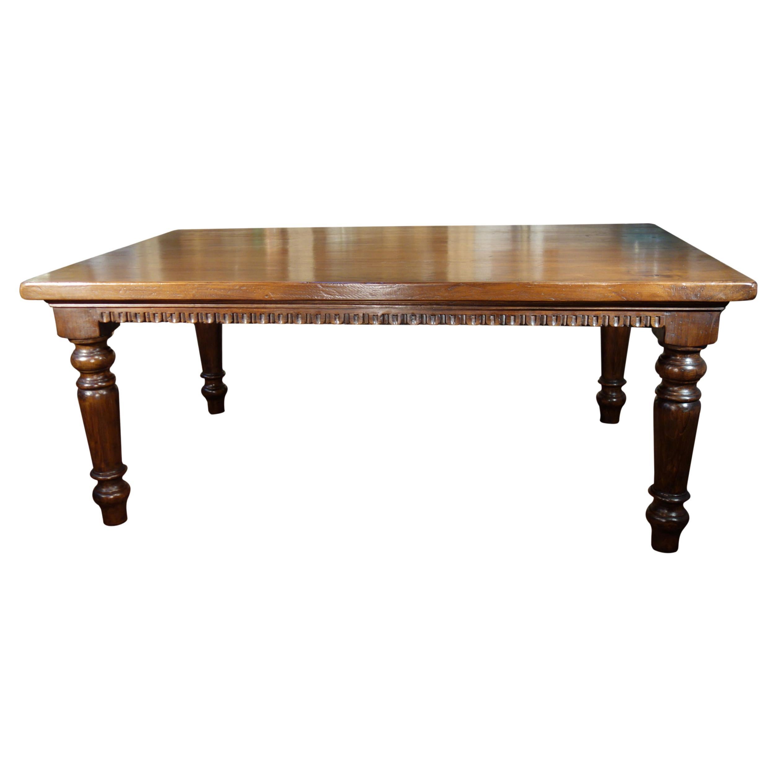 Table en noyer massif de style italien TORINO du 19ème siècle, Renaissance, dentelée, taille personnalisée.