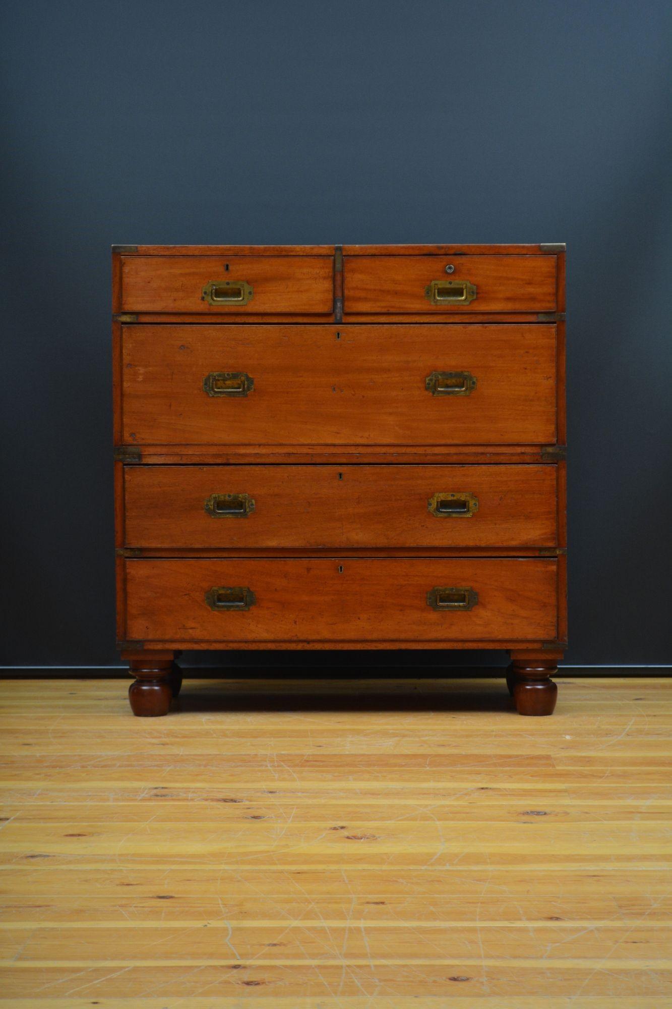 Sn5648 Antico cassettone militare in due parti di mogano massiccio, con piano in mogano figurato con rilievi in ottone sopra due cassetti corti e tre lunghi foderati in mogano, tutti dotati di maniglie originali incassate in ottone, in piedi su