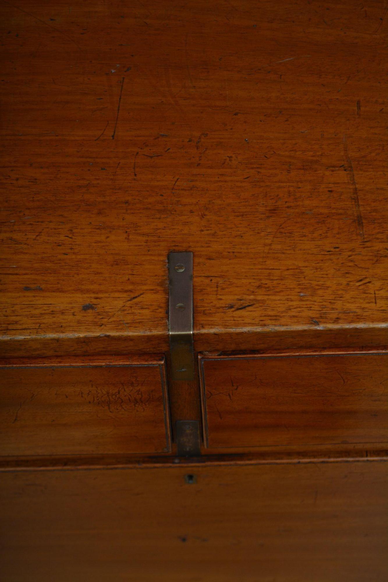 Cassettiera Campaigner in mogano massiccio del XIX secolo in vendita 2