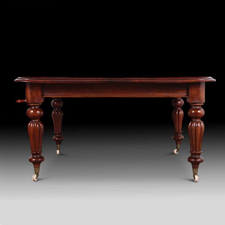 19th Century Solid Mahogany English Victorian Extending Dining Banquet Table In Good Condition In Vancouver, British Columbia