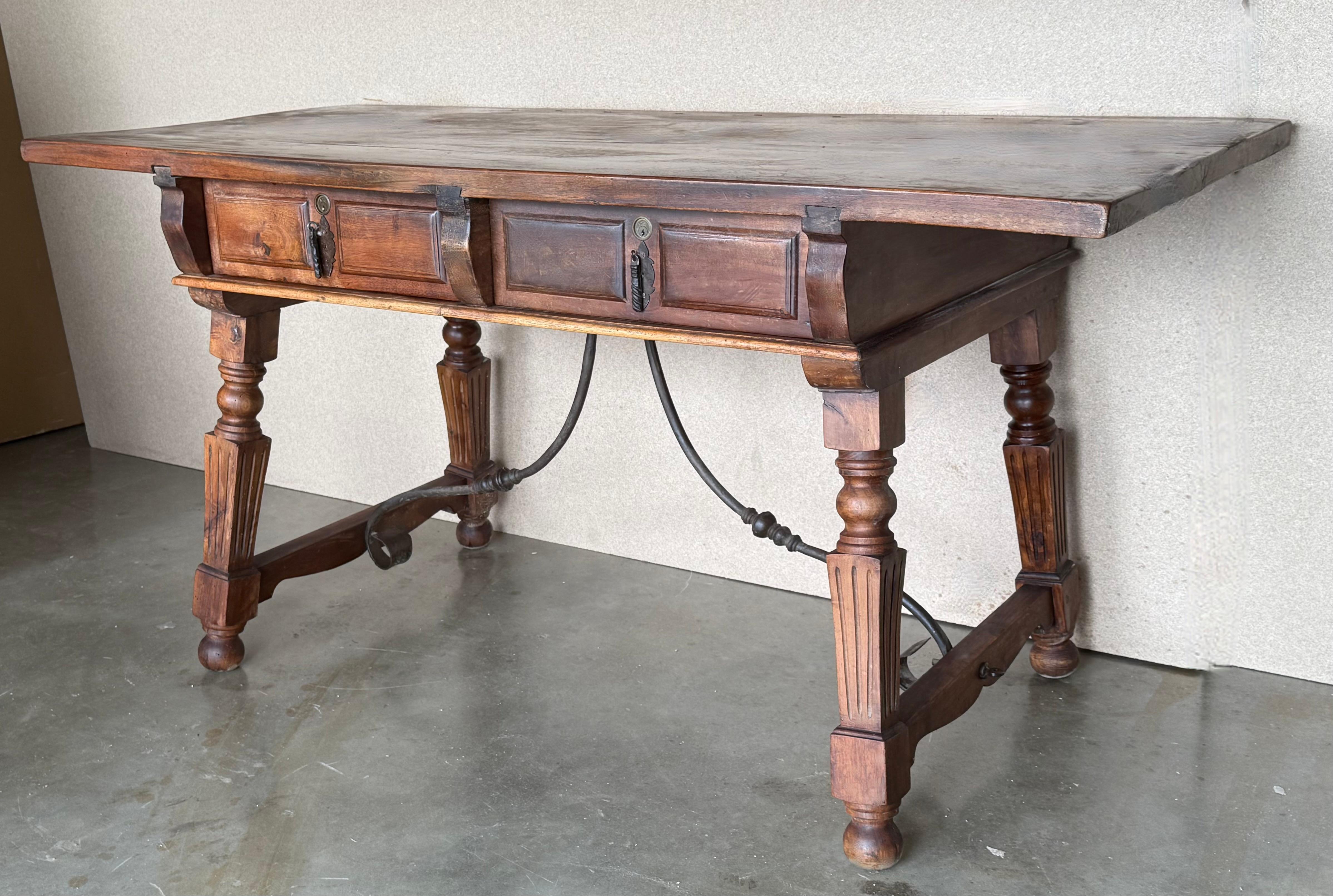 Espagnol 19th Century Solid Oak Baroque Fluted Legs Desk Writing Table or Console en vente