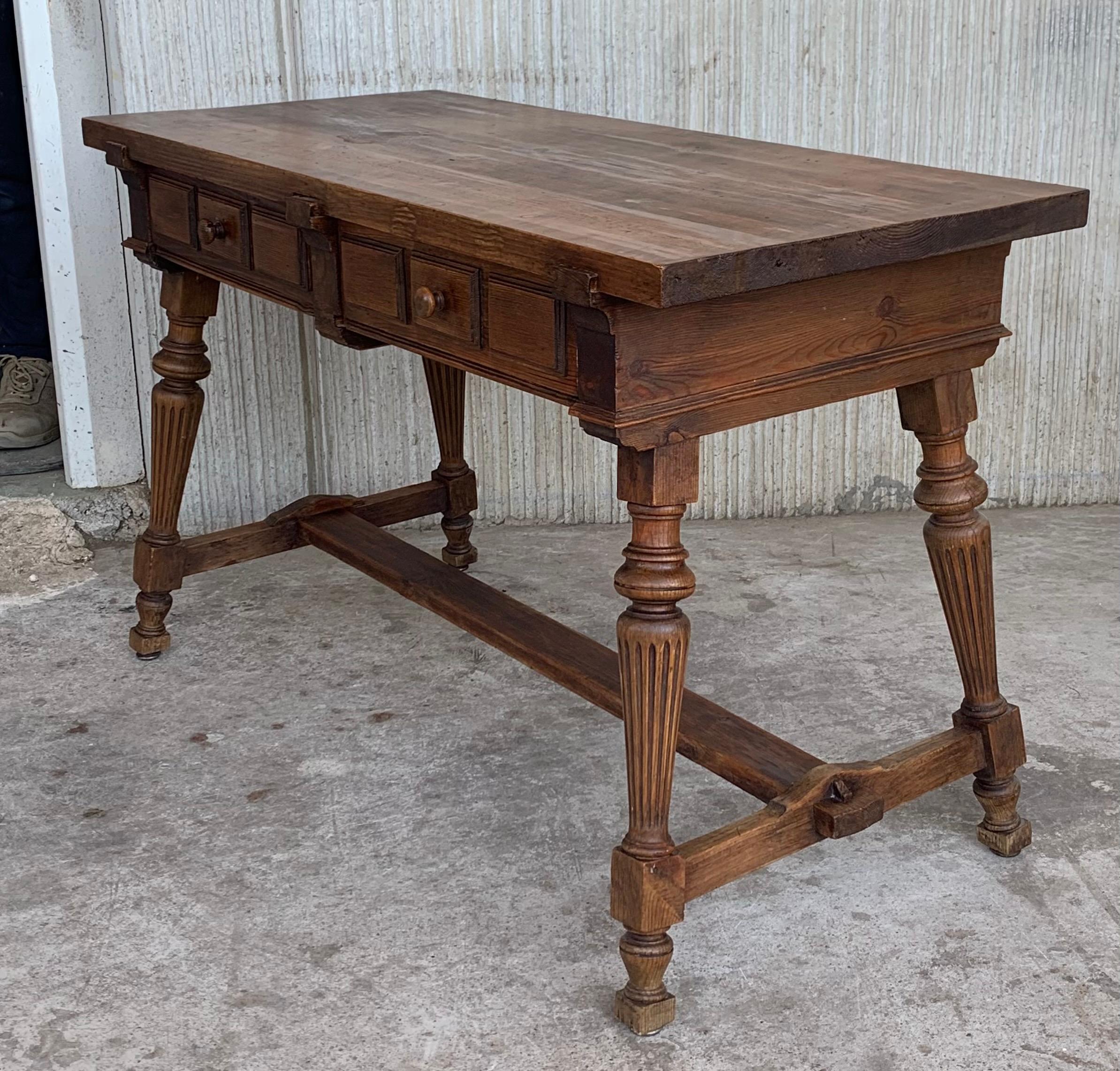 Espagnol Table d'écriture ou console baroque du 19ème siècle à pieds cannelés en chêne massif en vente