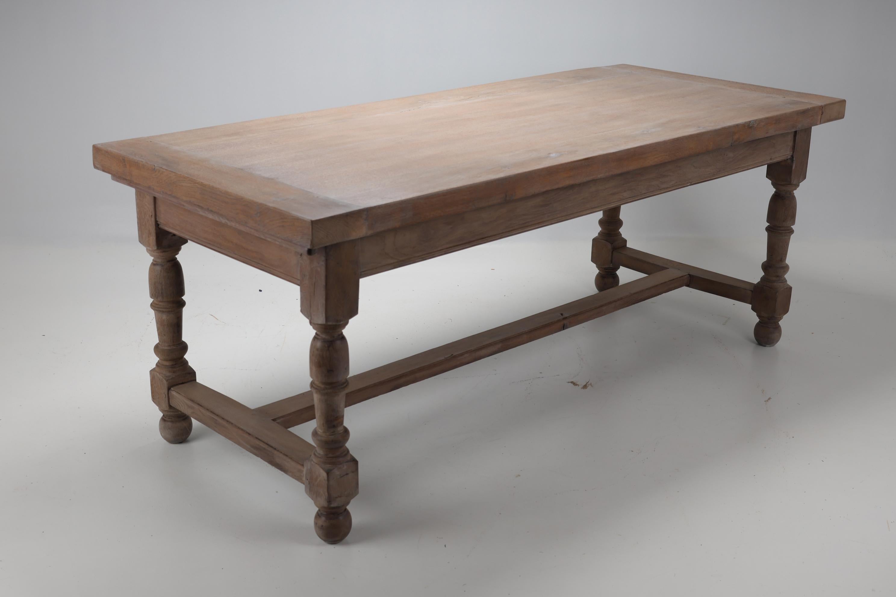 Mesa de comedor de roble macizo del siglo XIX en venta 2