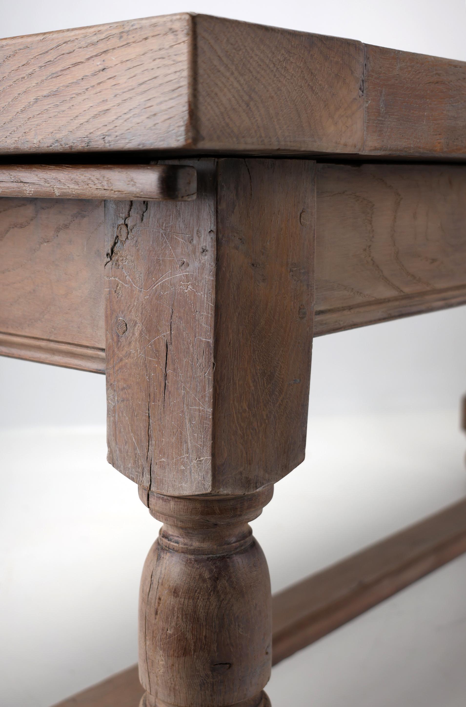 Mesa de comedor de roble macizo del siglo XIX en venta 4