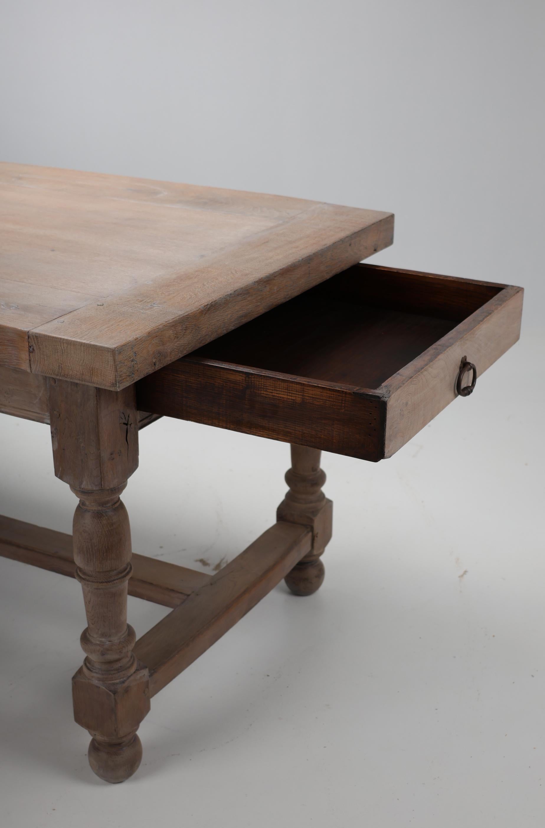 Mesa de comedor de roble macizo del siglo XIX en venta 7