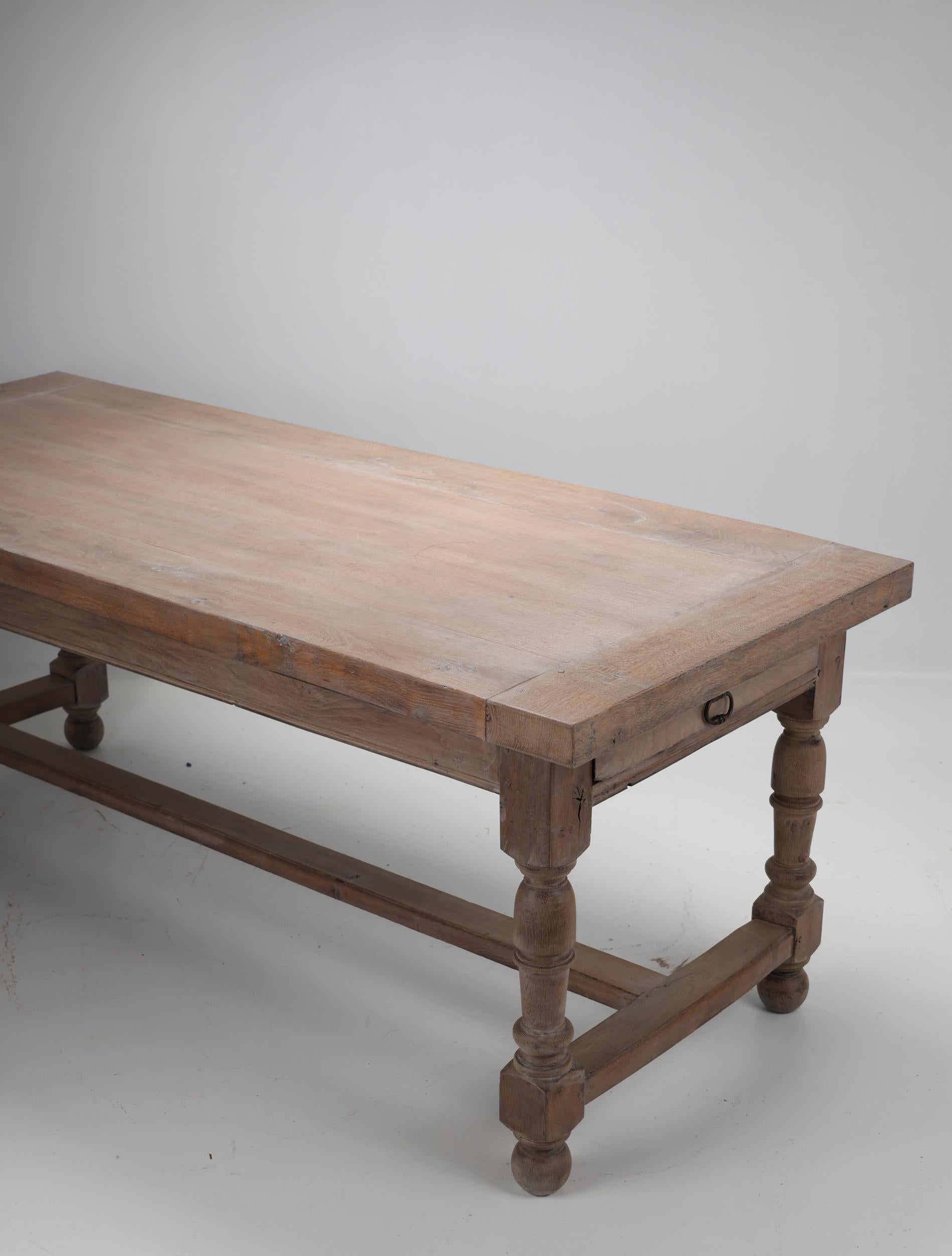 Mesa de comedor de roble macizo del siglo XIX en venta 9