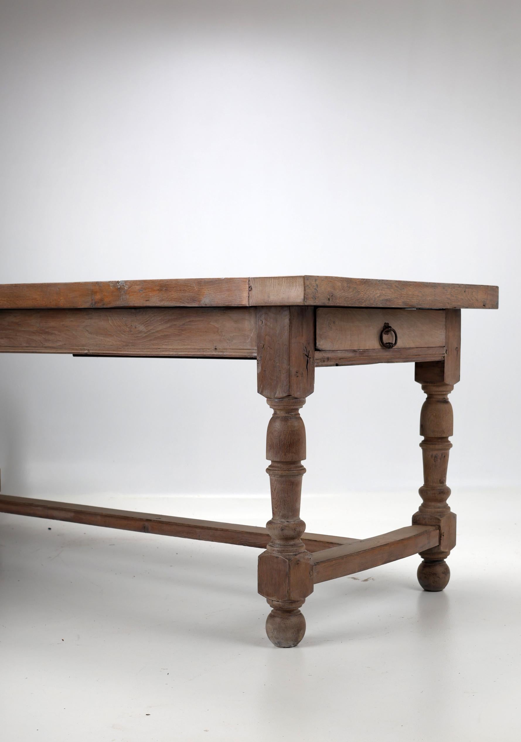Mesa de comedor de roble macizo del siglo XIX en venta 10