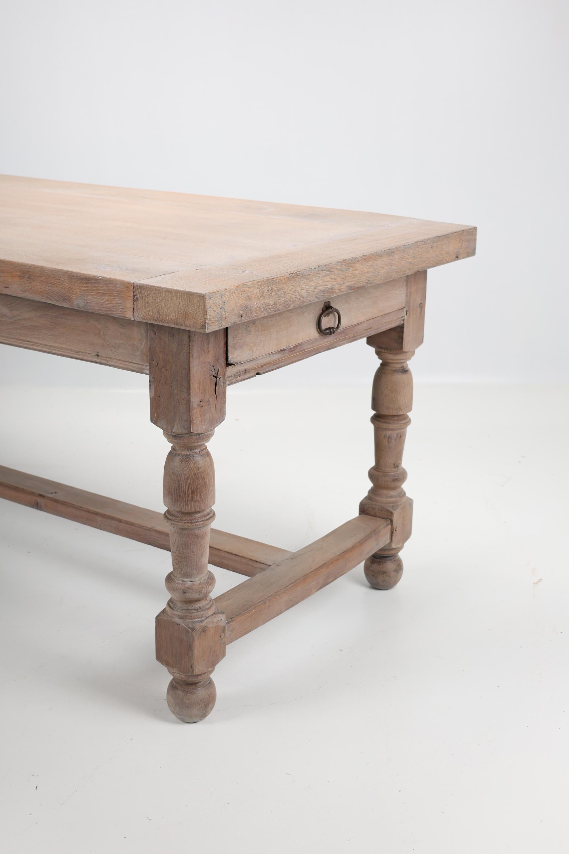 Mesa de comedor de roble macizo del siglo XIX Provincial francés en venta