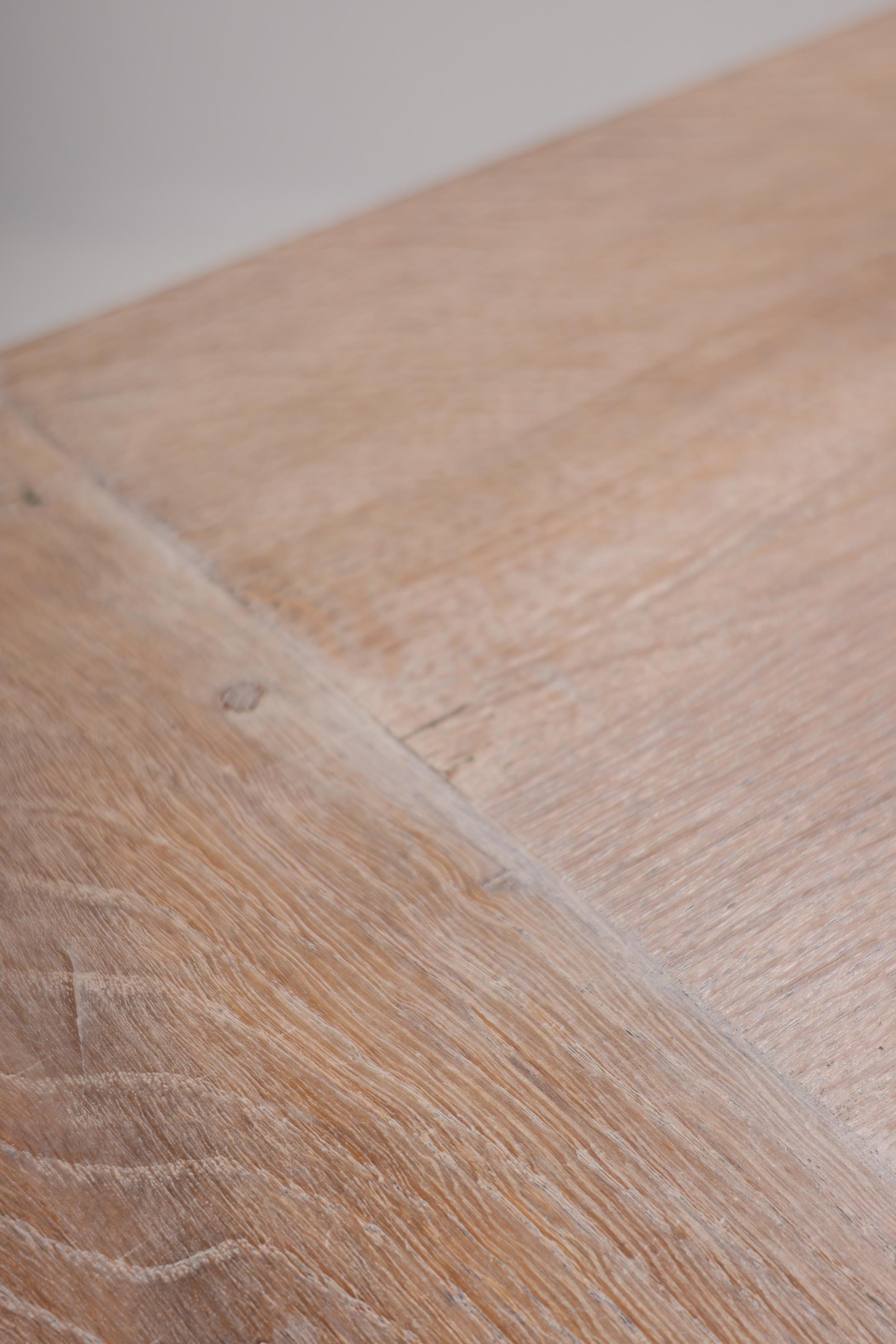 Mesa de comedor de roble macizo del siglo XIX Francés en venta