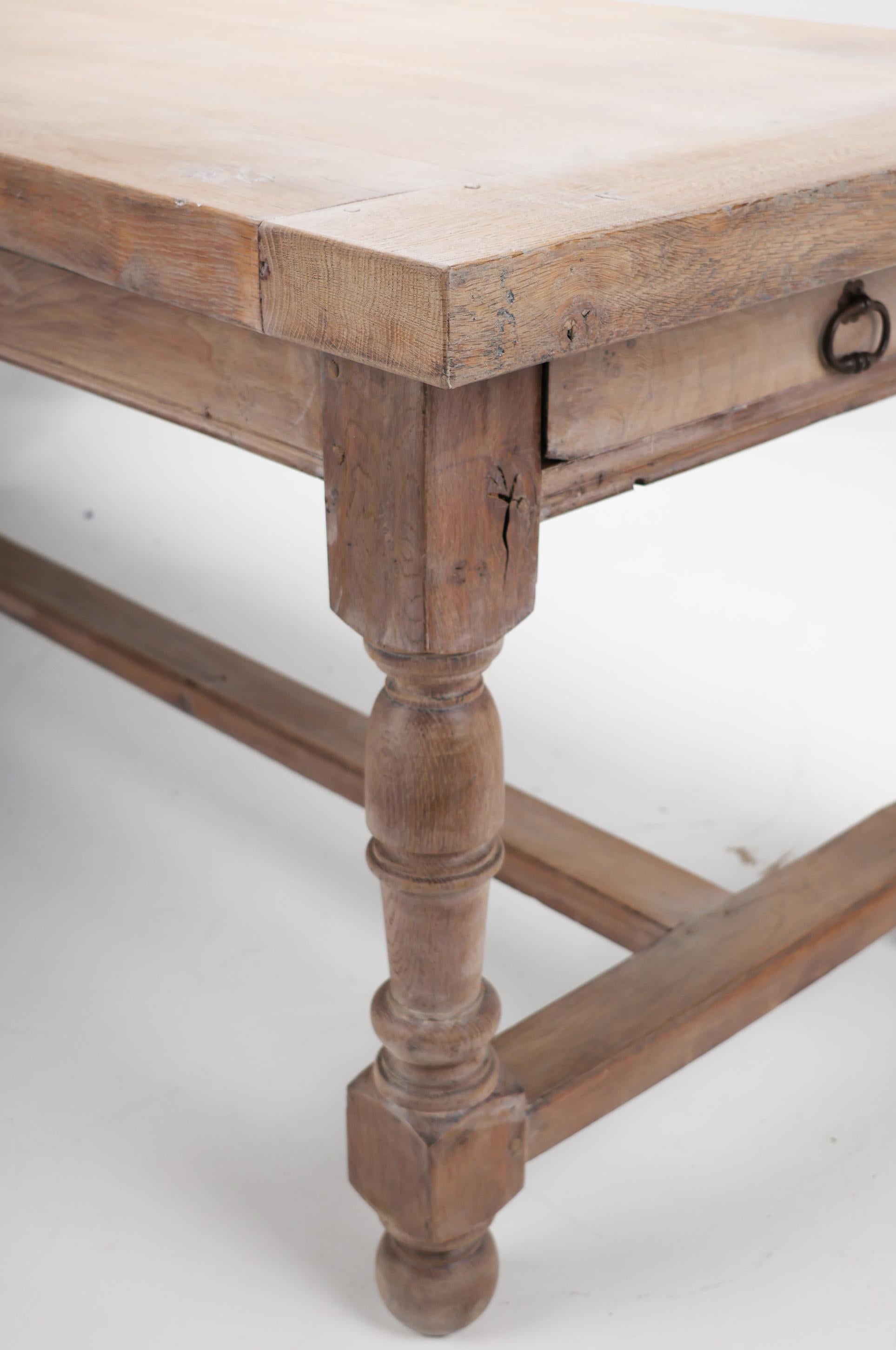 Mesa de comedor de roble macizo del siglo XIX Mediados del siglo XIX en venta