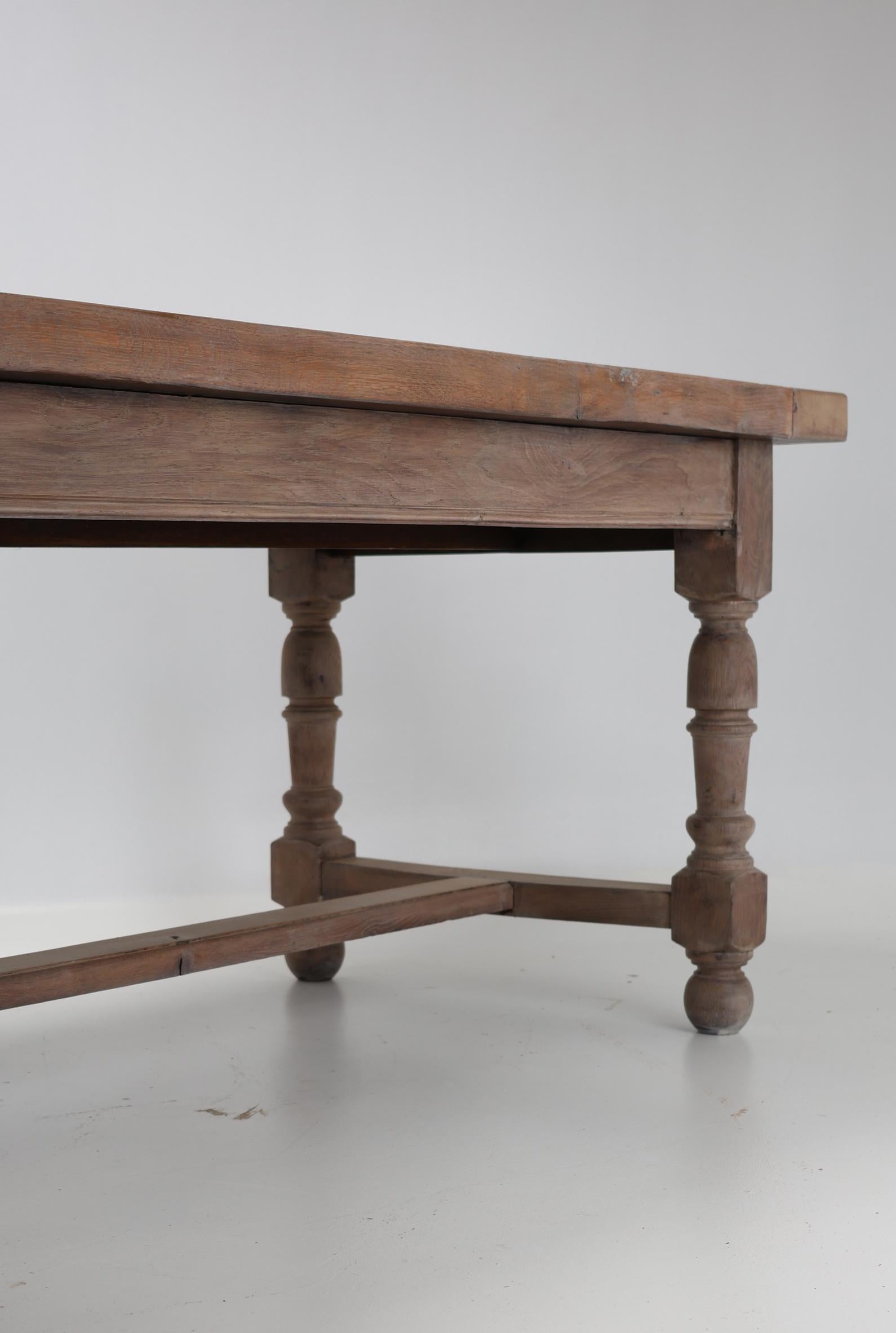 Mesa de comedor de roble macizo del siglo XIX en venta 1
