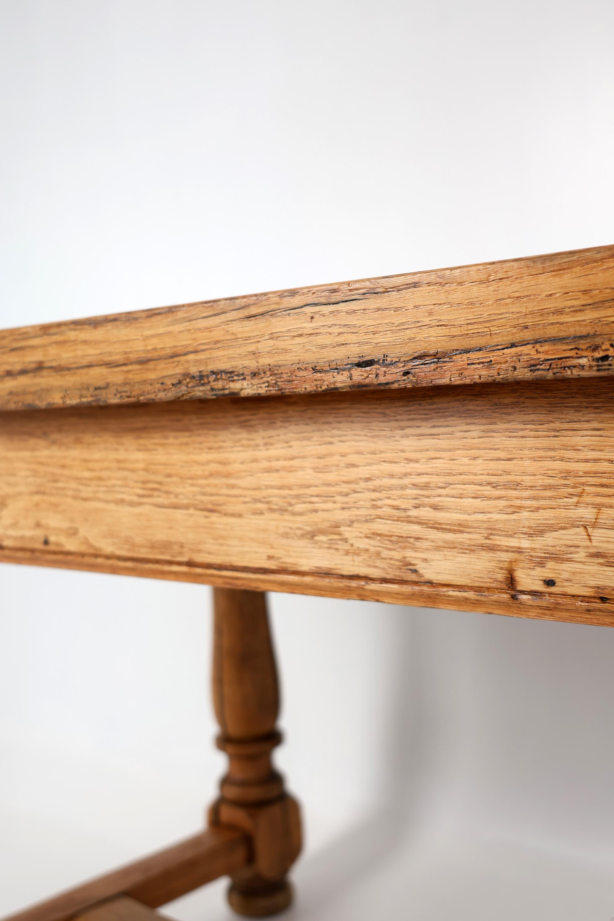 Table de salle à manger en Oak Oak massif du 19ème siècle avec une belle Patina en vente 4
