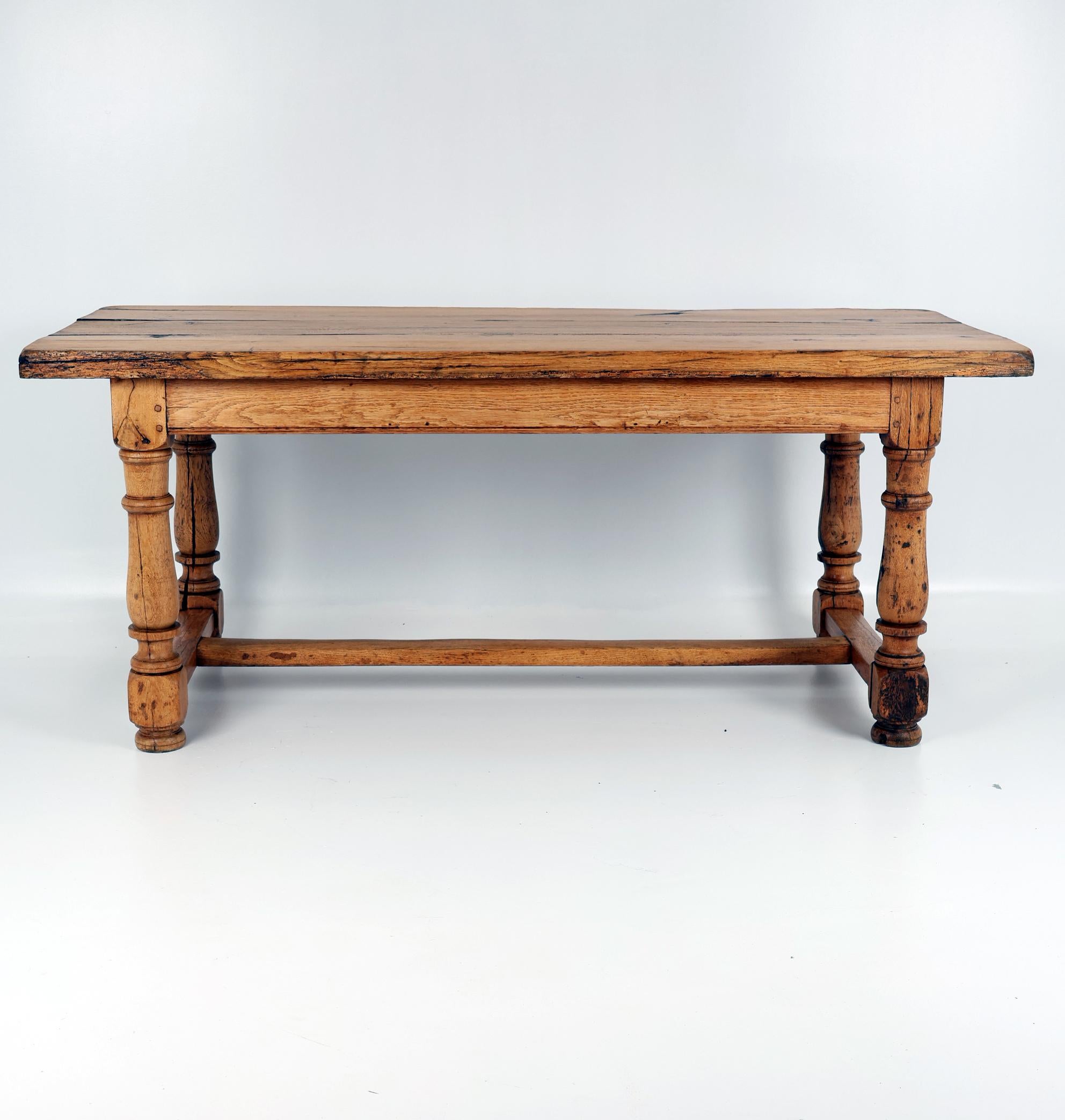 Table de salle à manger en Oak Oak massif du 19ème siècle avec une belle Patina en vente 5