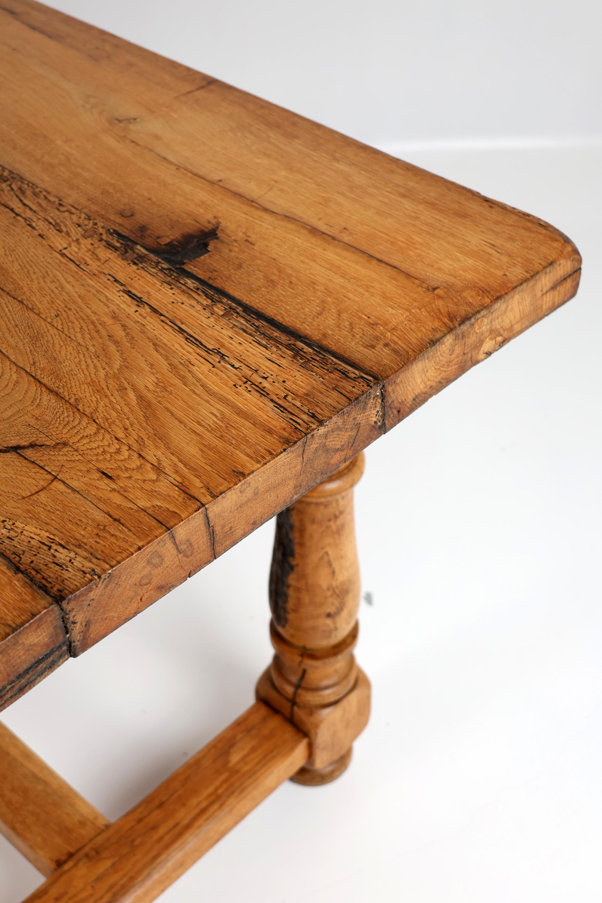 Table de salle à manger en Oak Oak massif du 19ème siècle avec une belle Patina en vente 6
