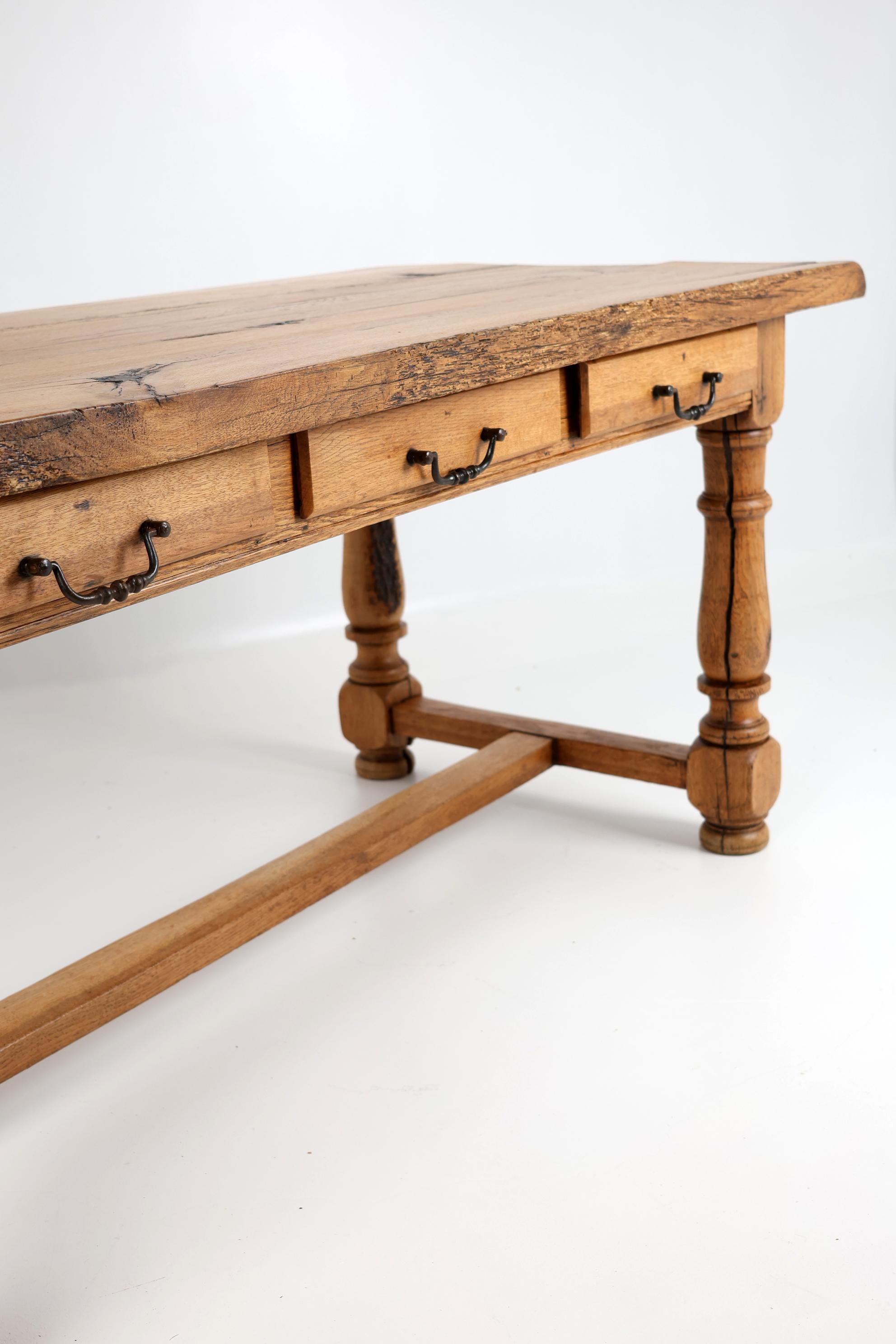 Table de salle à manger en Oak Oak massif du 19ème siècle avec une belle Patina en vente 7