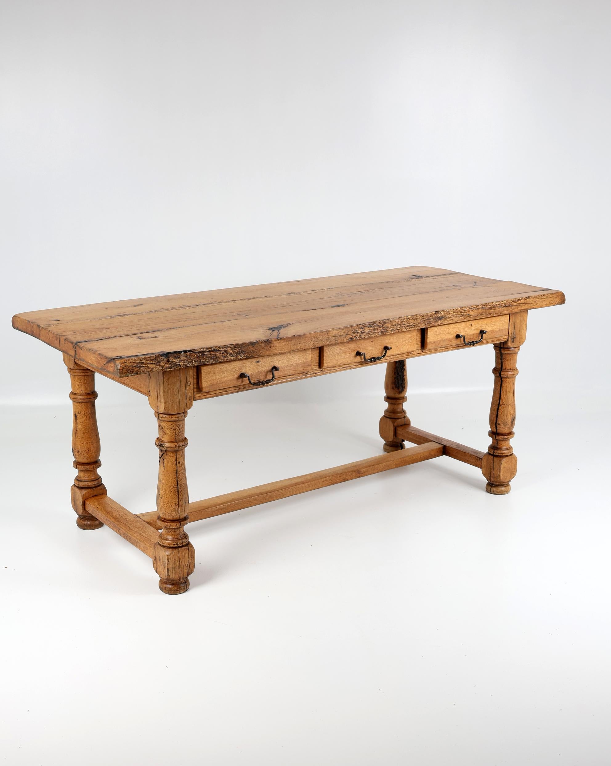 Table de salle à manger en Oak Oak massif du 19ème siècle avec une belle Patina en vente 8