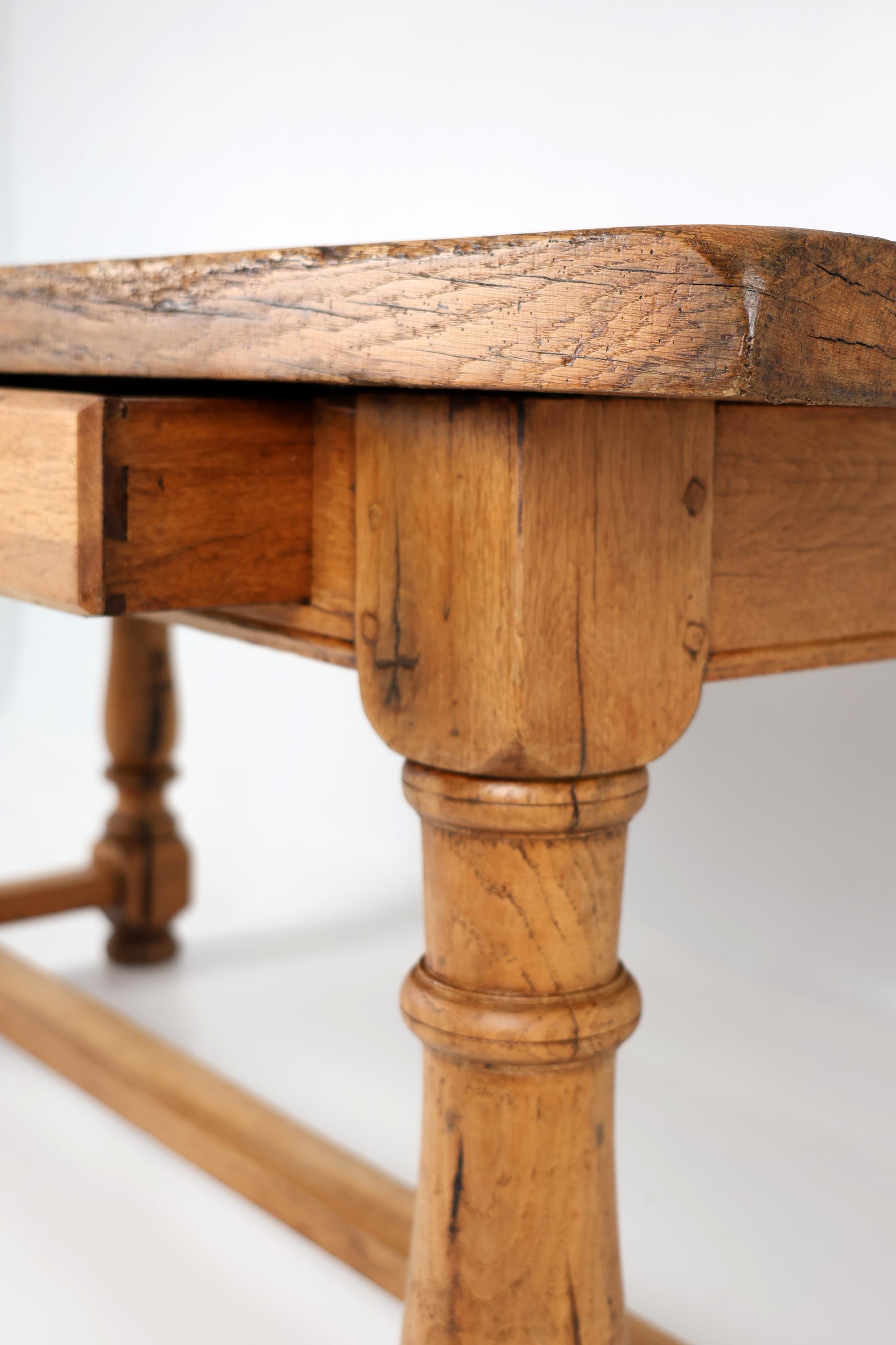 Table de salle à manger en Oak Oak massif du 19ème siècle avec une belle Patina en vente 10