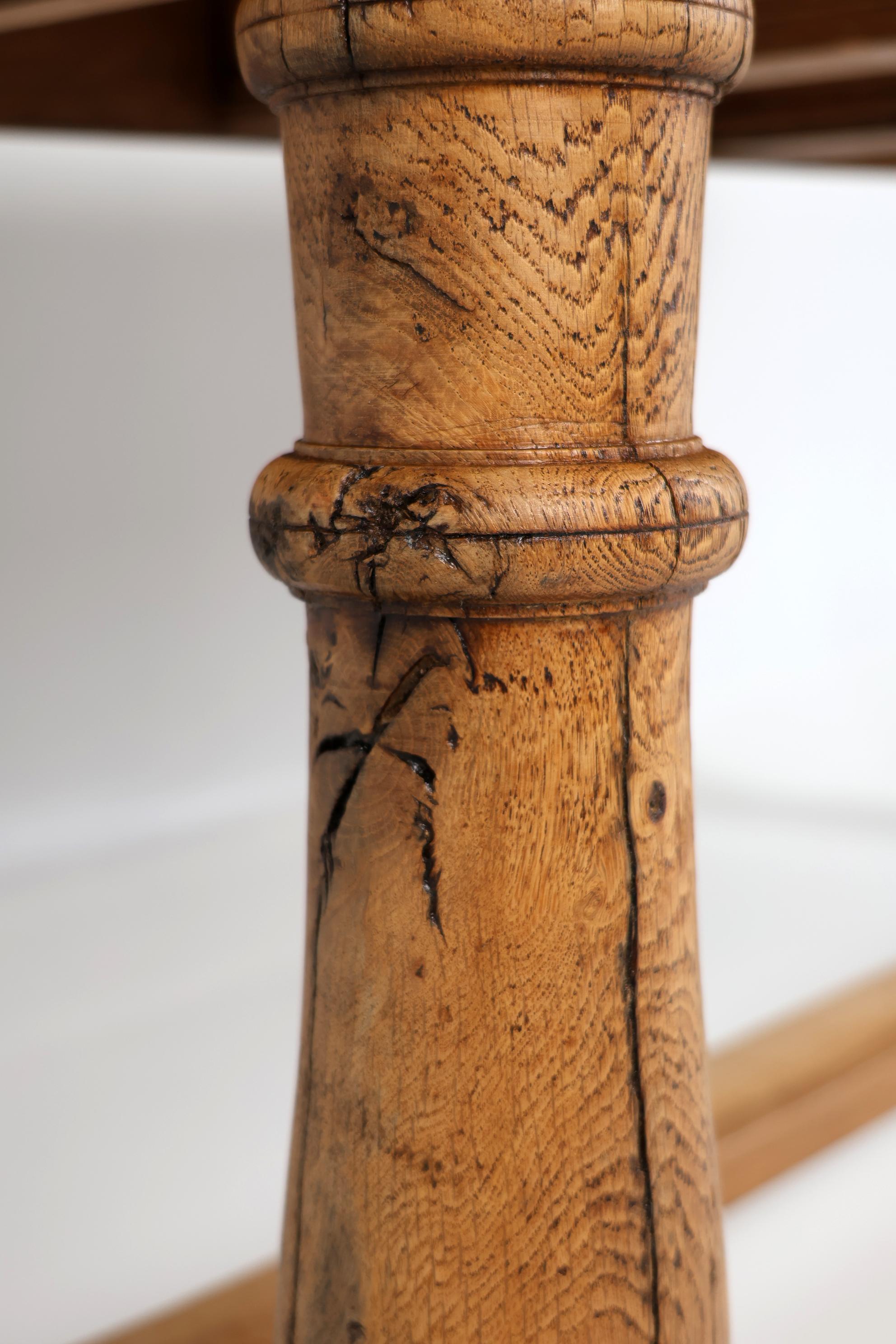 Table de salle à manger en Oak Oak massif du 19ème siècle avec une belle Patina en vente 11