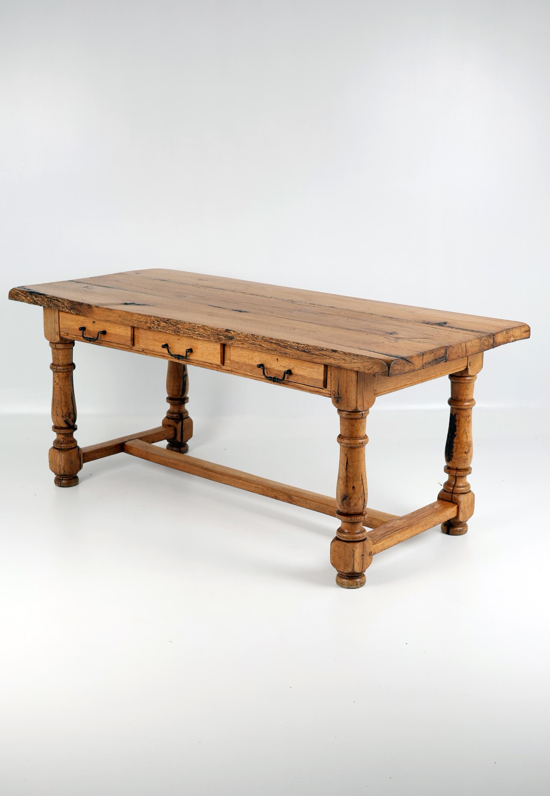 Français Table de salle à manger en Oak Oak massif du 19ème siècle avec une belle Patina en vente