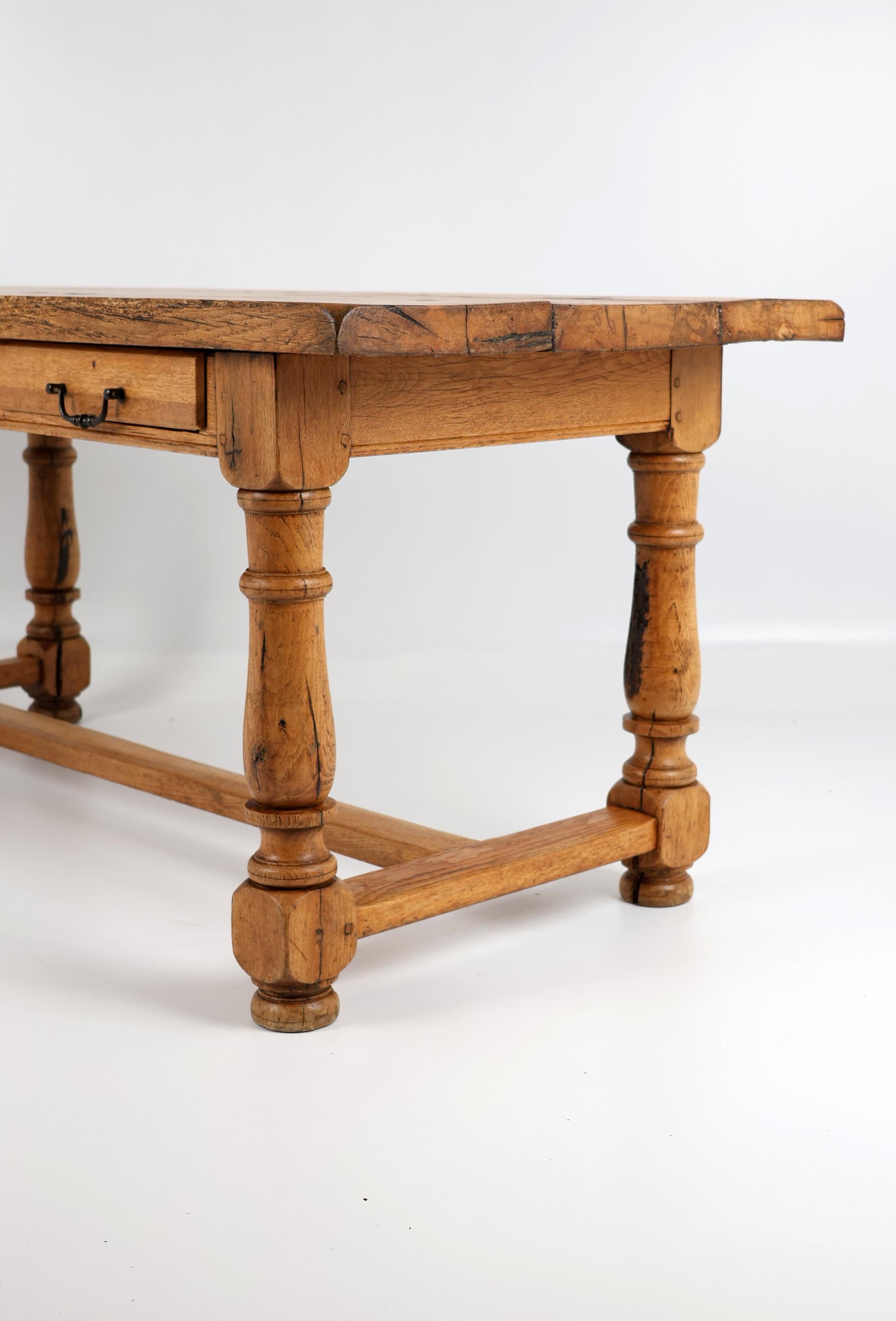 Huilé Table de salle à manger en Oak Oak massif du 19ème siècle avec une belle Patina en vente