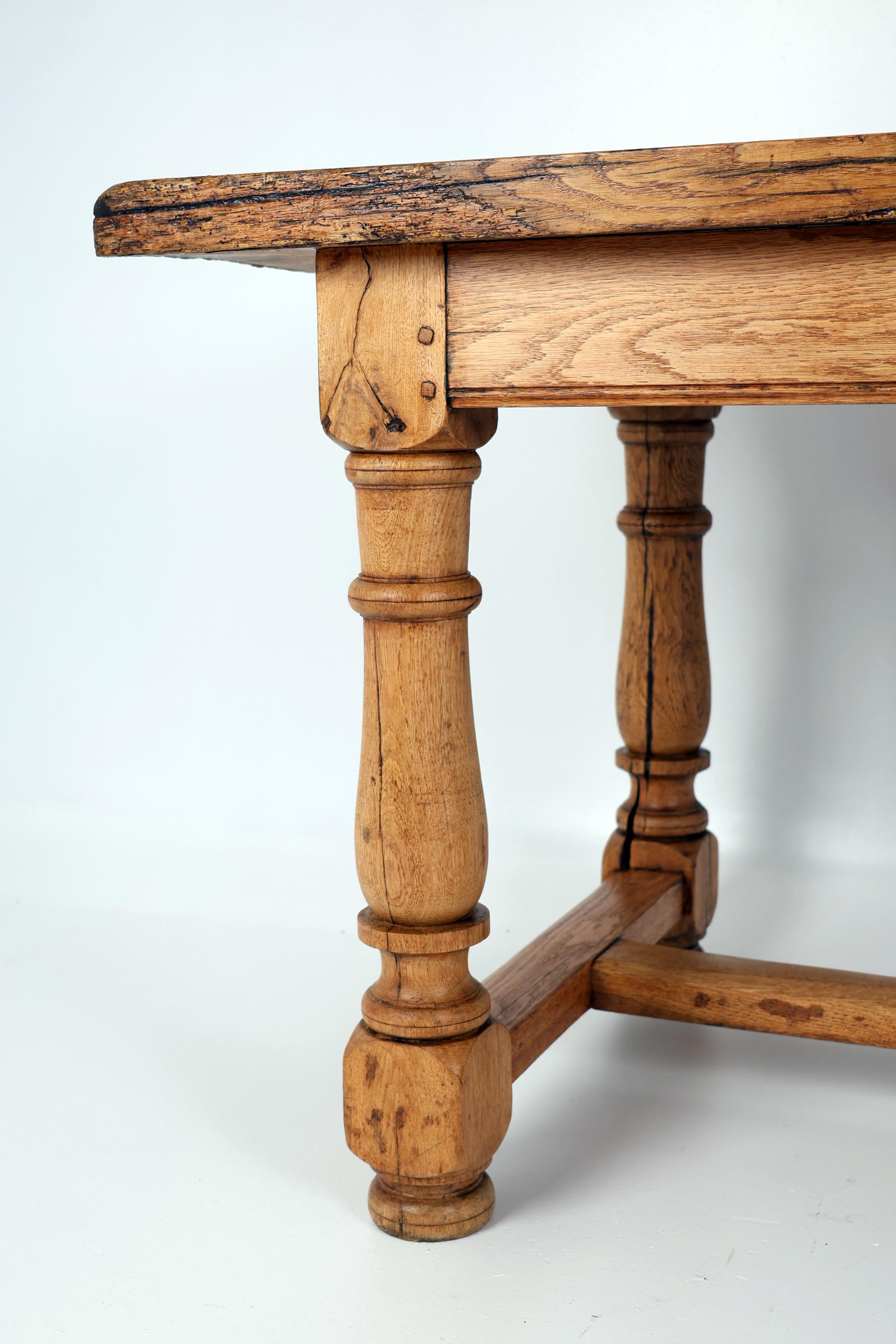 Table de salle à manger en Oak Oak massif du 19ème siècle avec une belle Patina Bon état - En vente à Stahnsdorf, DE