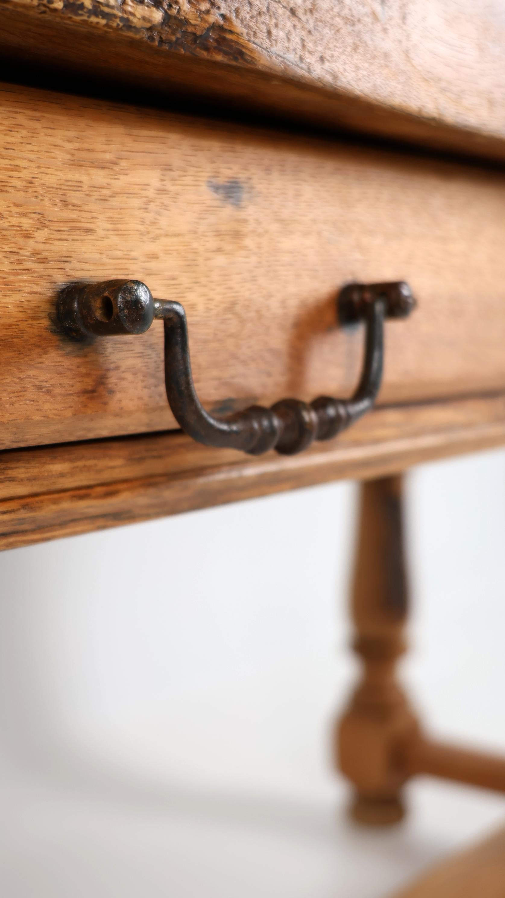 XIXe siècle Table de salle à manger en Oak Oak massif du 19ème siècle avec une belle Patina en vente