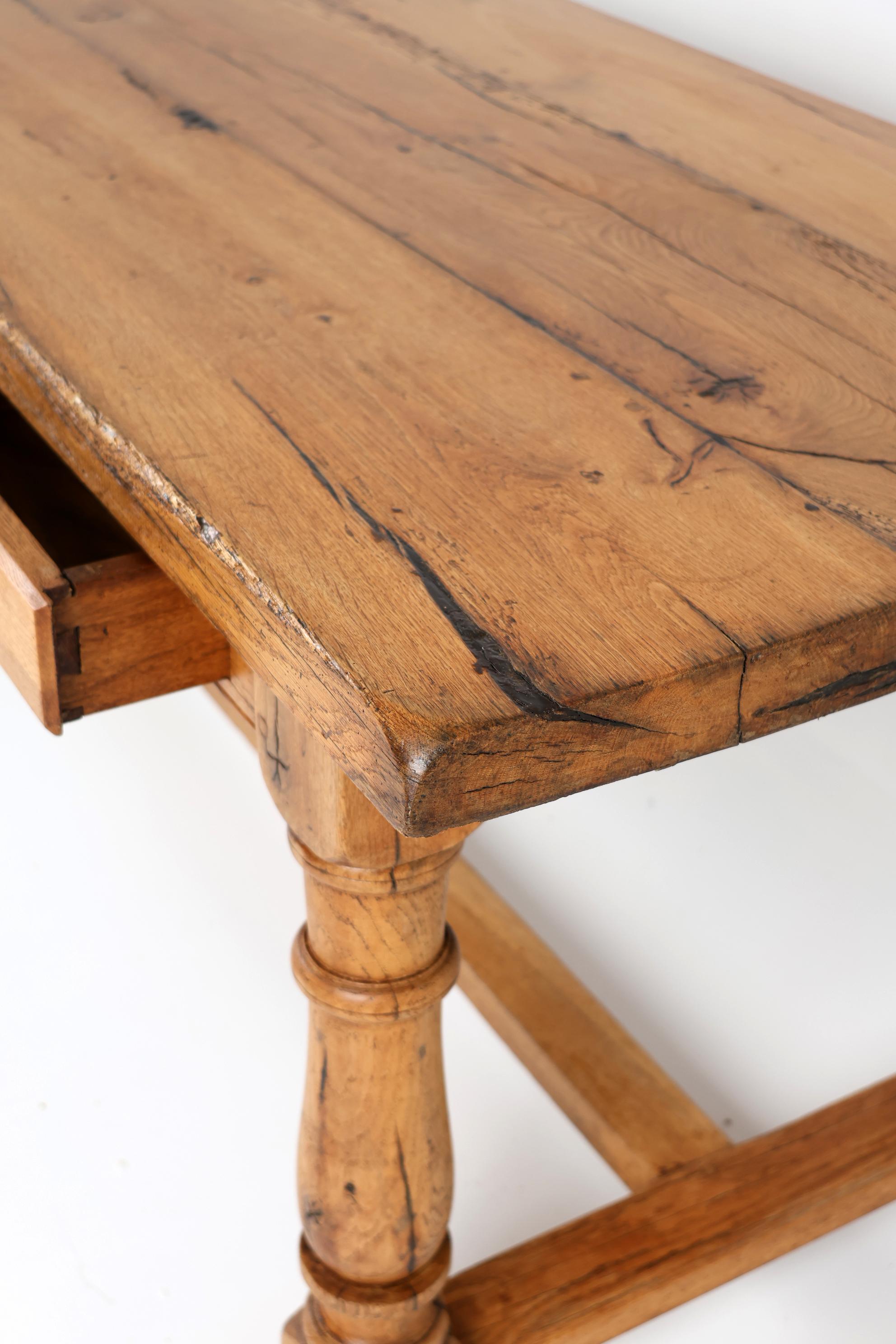 Chêne Table de salle à manger en Oak Oak massif du 19ème siècle avec une belle Patina en vente
