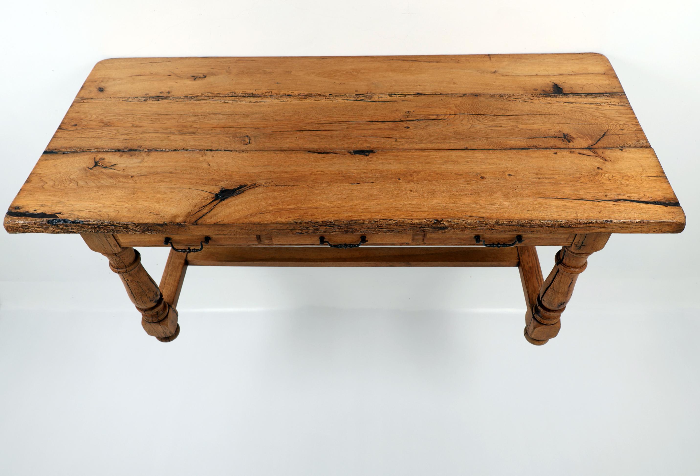 Table de salle à manger en Oak Oak massif du 19ème siècle avec une belle Patina en vente 2