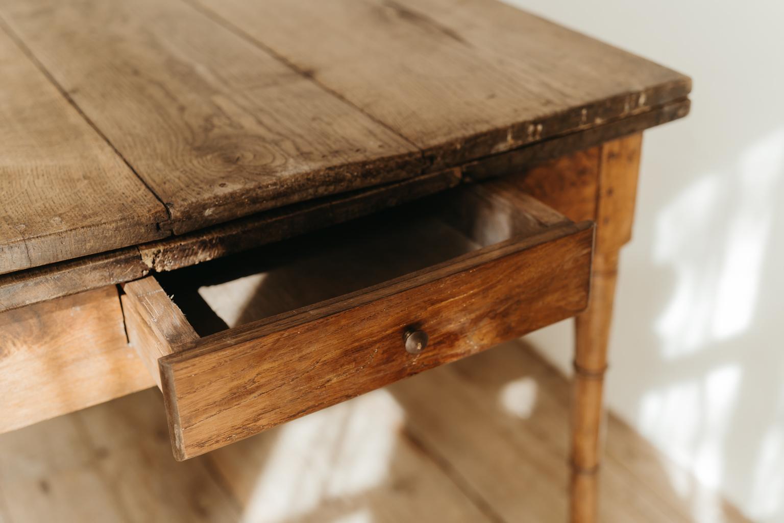 Bauerntisch aus massivem Eichenholz aus dem 19. Jahrhundert im Angebot 15