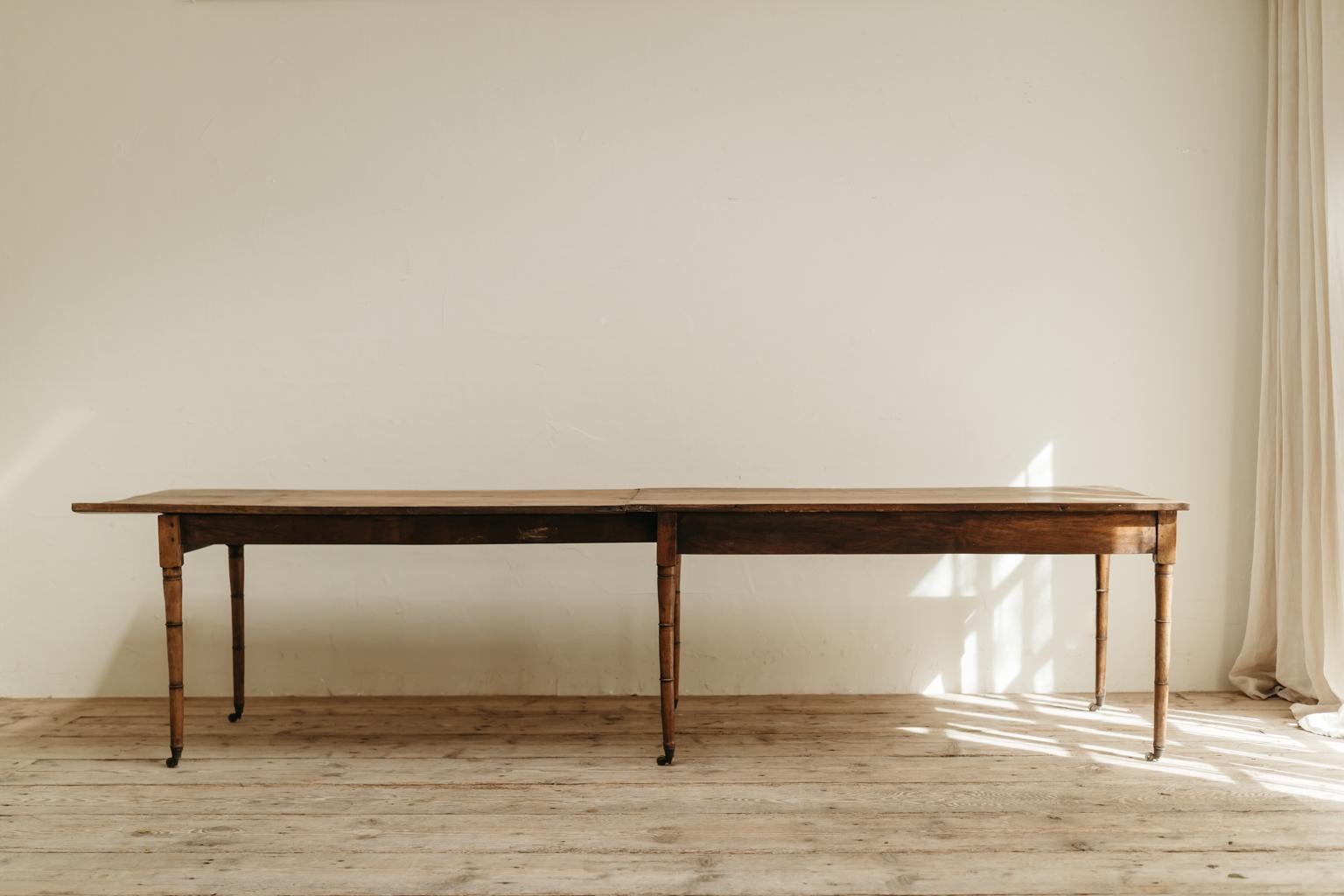 Bauerntisch aus massivem Eichenholz aus dem 19. Jahrhundert im Zustand „Gut“ im Angebot in Brecht, BE