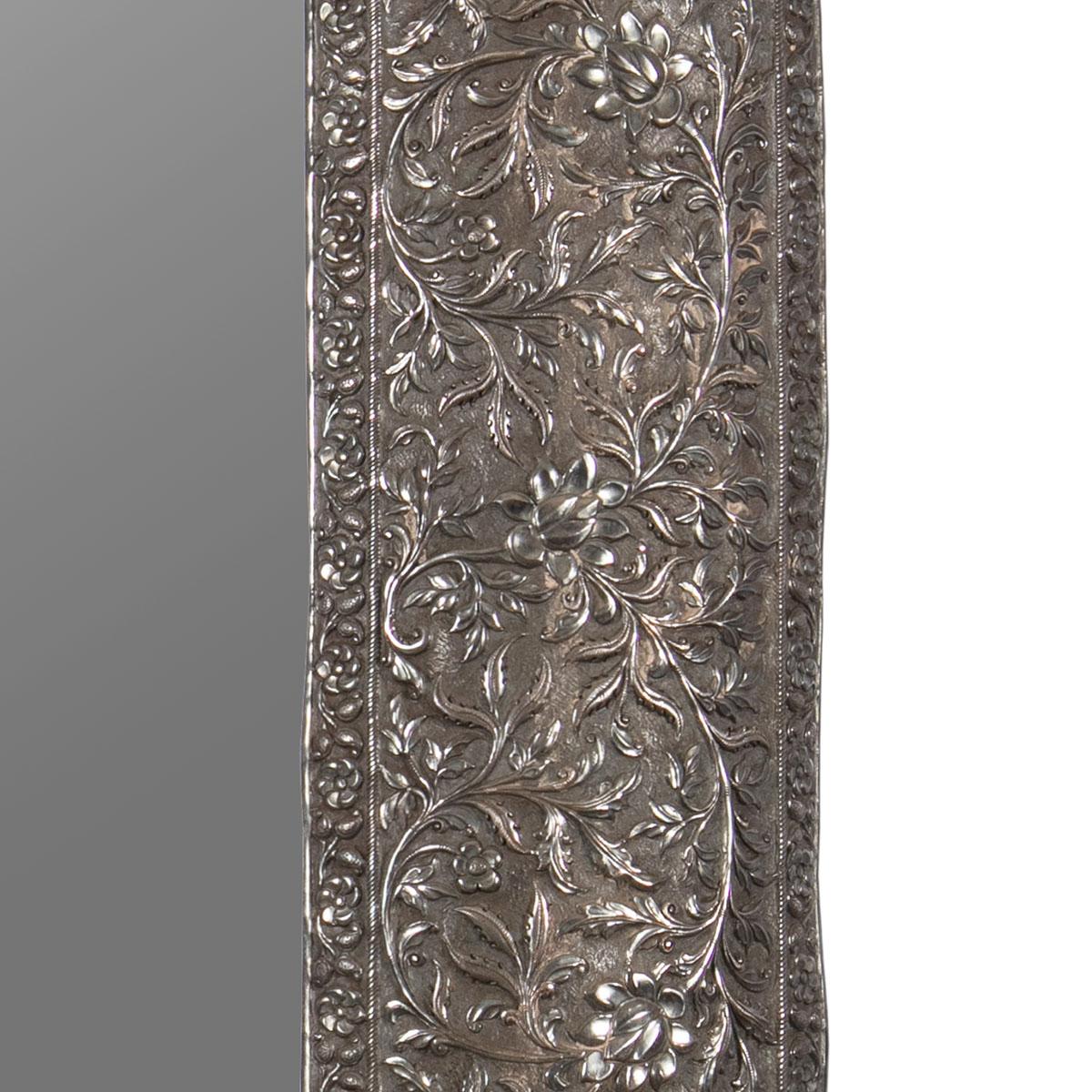 Cadre de miroir indien du milieu du 19e siècle, en argent massif

Les ornements en argent massif sont rares, la plupart ont été fondus et réutilisés.

Ce cadre de miroir repoussé est finement modelé et ciselé avec des détails précis.

Seul un