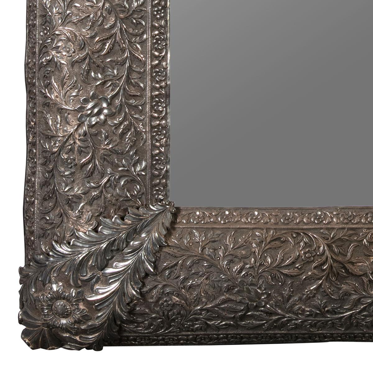 Anglo-indien Cadre de miroir moghol indien repoussé en argent massif du XIXe siècle en vente