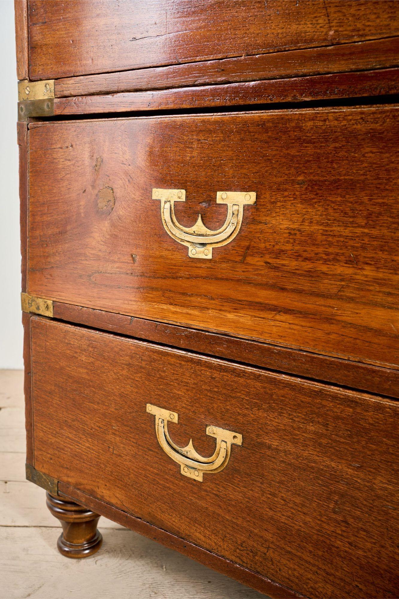 Cassettiera da campagna anglo-indiana in teak massiccio del XIX secolo in vendita 6