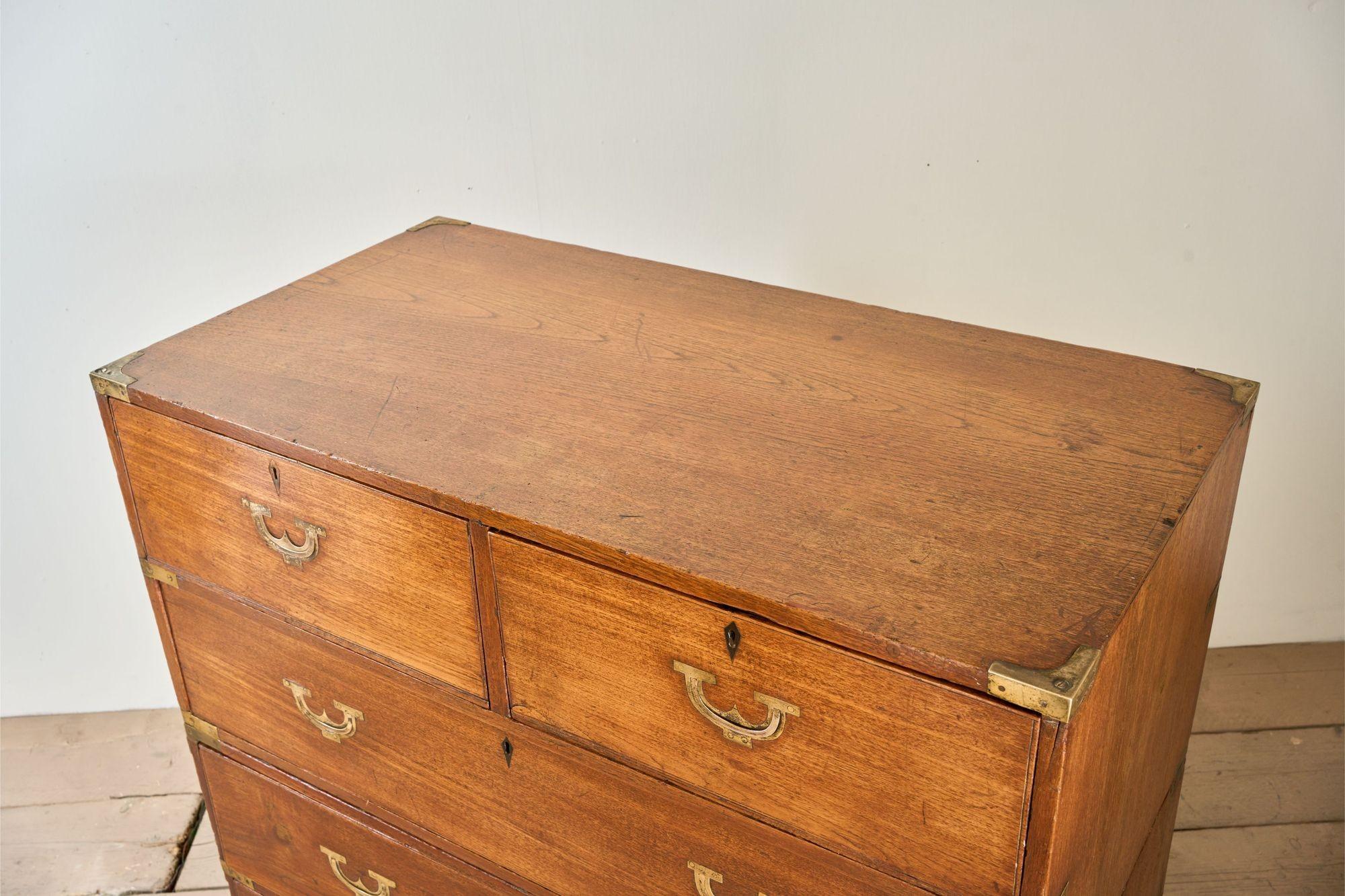 Cassettiera da campagna anglo-indiana in teak massiccio del XIX secolo in vendita 1