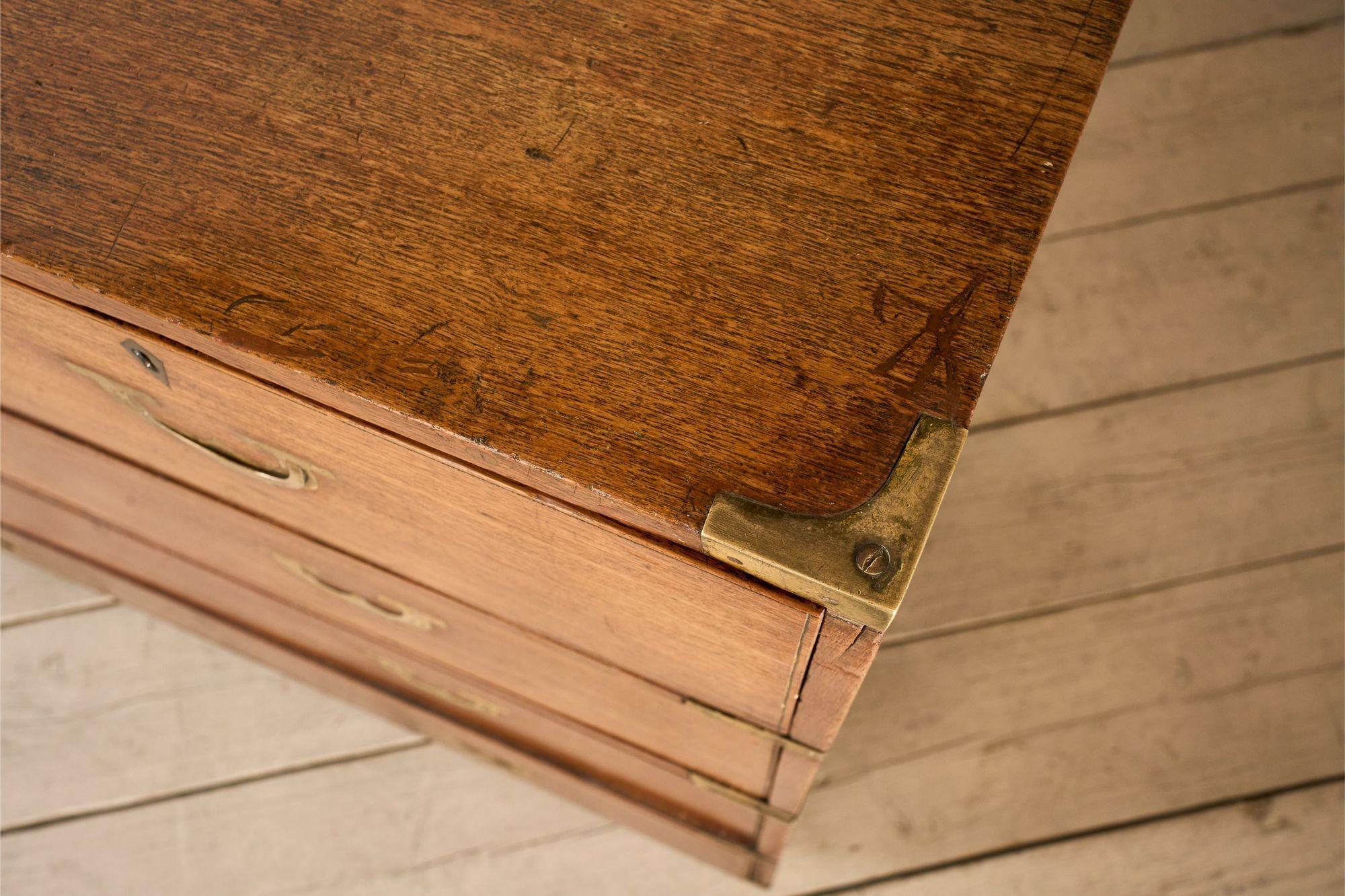 Cassettiera da campagna anglo-indiana in teak massiccio del XIX secolo in vendita 4