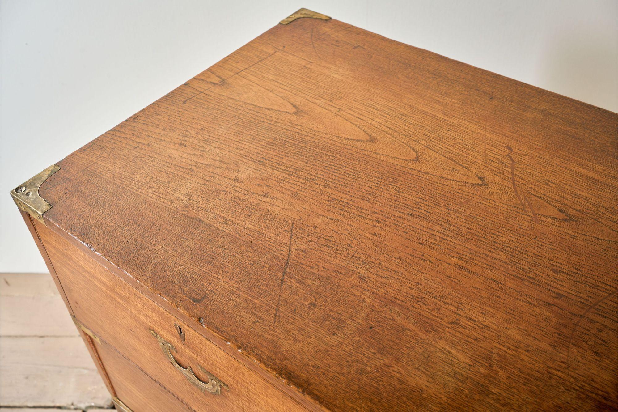 Cassettiera da campagna anglo-indiana in teak massiccio del XIX secolo in vendita 5