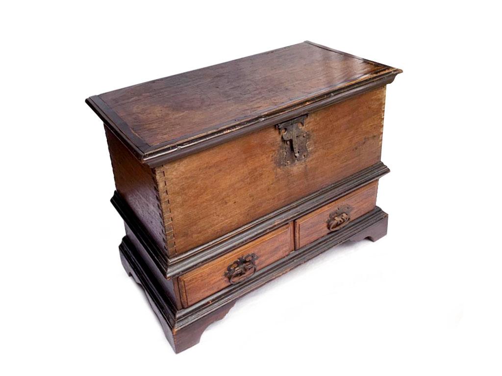 Este arcón brasileño del siglo XIX, fabricado en madera de vinhático, ejemplifica la robusta artesanía y la elegante sencillez de los muebles coloniales brasileños. Su forma sólida y rectangular se ve acentuada por las esquinas finamente encajadas a