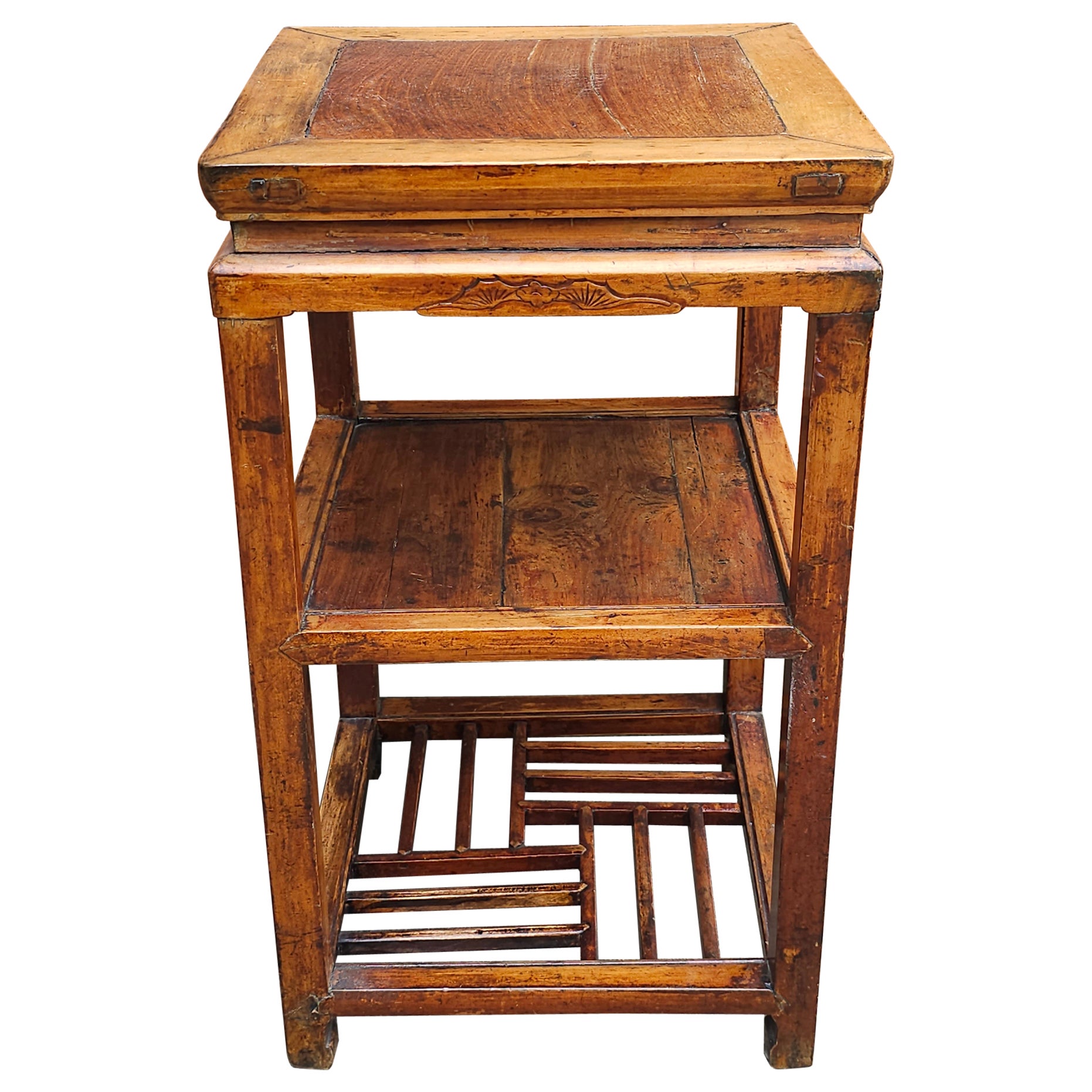Siglo XIX Mesa auxiliar de madera de olmo de tres pisos del Sudeste Asiático en venta