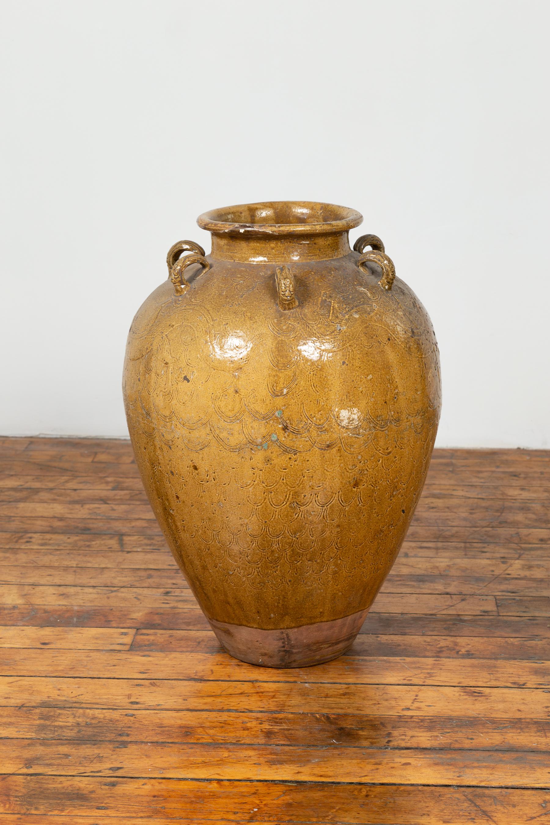 Pot à eau Martaban du Sud-Est du 19e siècle avec motifs de dragons et poignées en vente 4