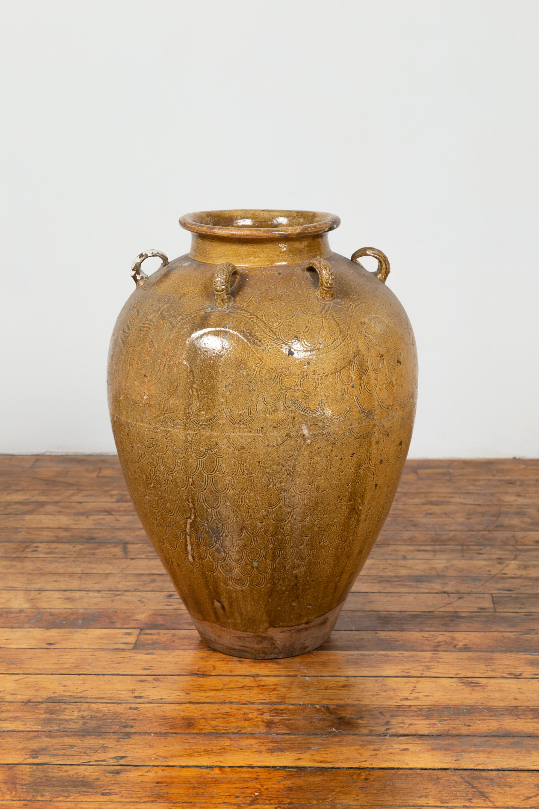 Pot à eau Martaban du Sud-Est du 19e siècle avec motifs de dragons et poignées en vente 5