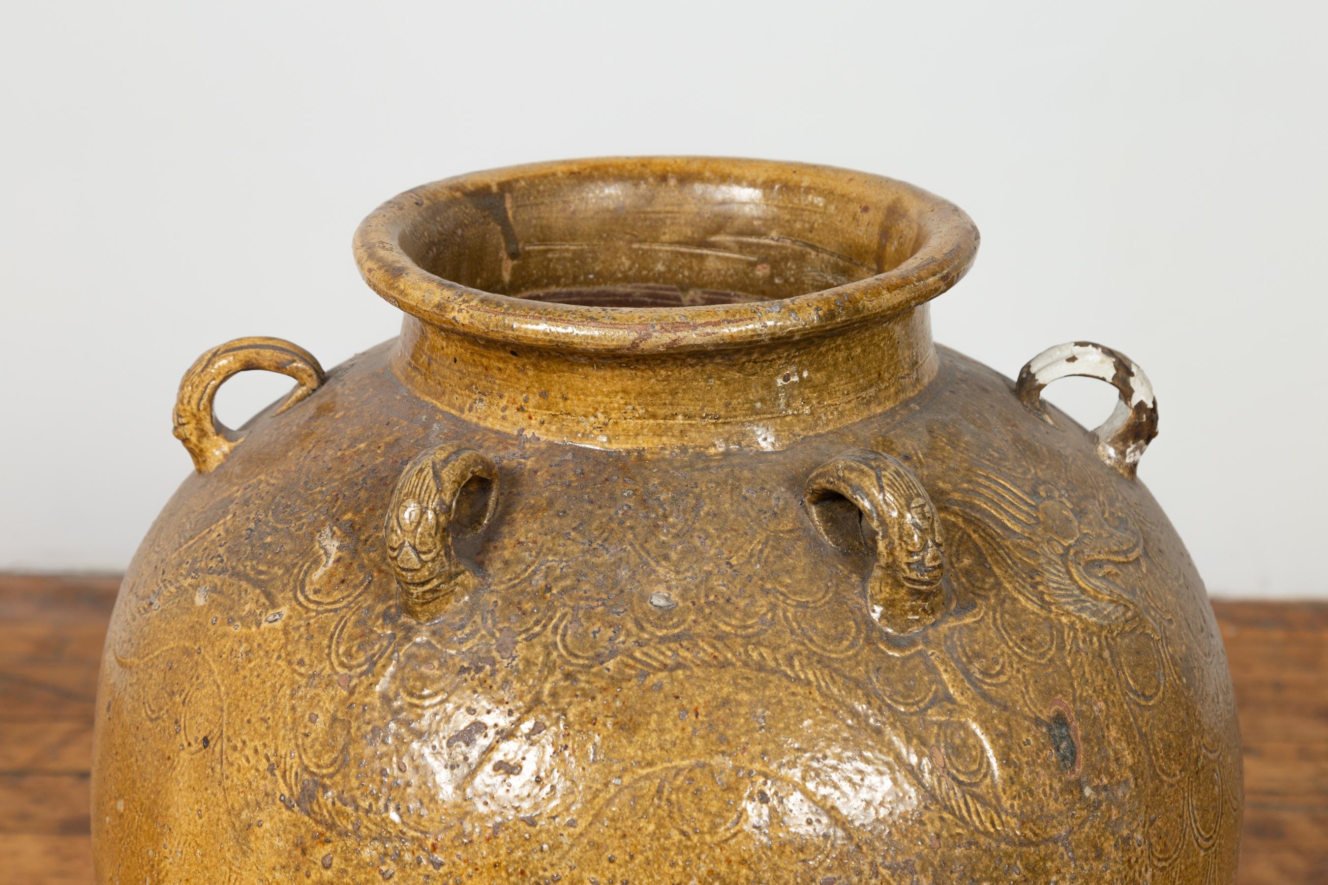 Pot à eau Martaban du Sud-Est du 19e siècle avec motifs de dragons et poignées Bon état - En vente à Yonkers, NY