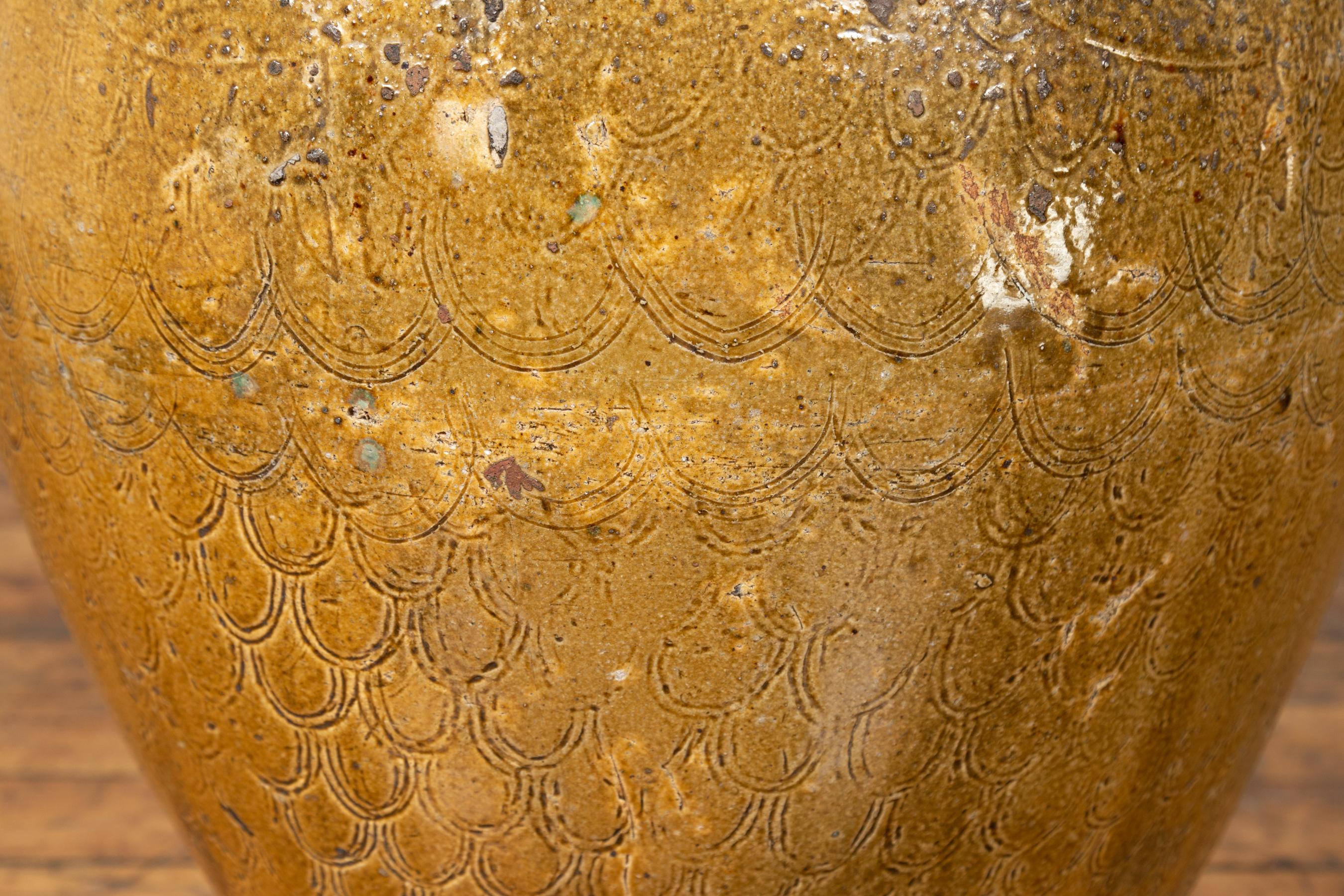 Céramique Pot à eau Martaban du Sud-Est du 19e siècle avec motifs de dragons et poignées en vente