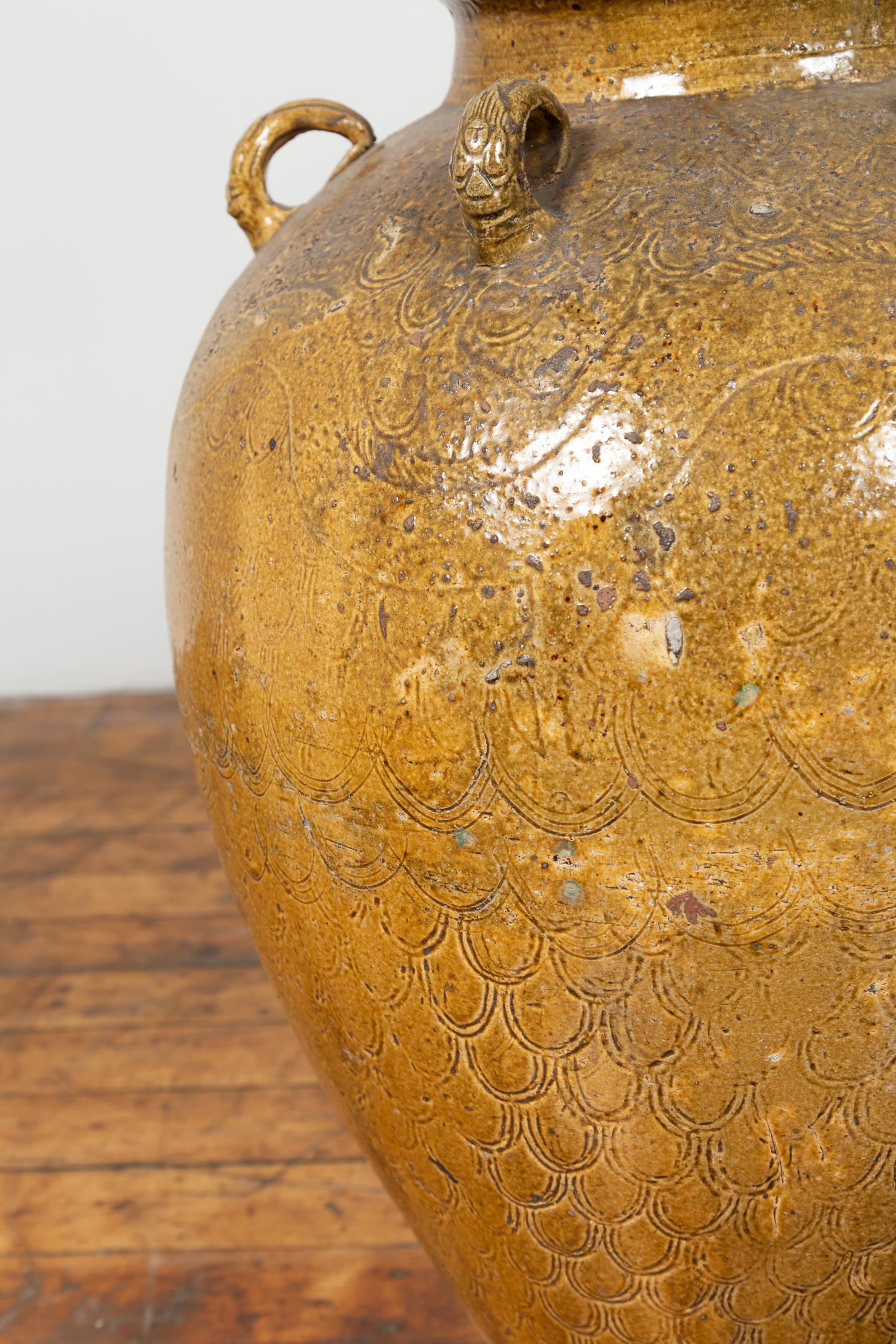Pot à eau Martaban du Sud-Est du 19e siècle avec motifs de dragons et poignées en vente 1