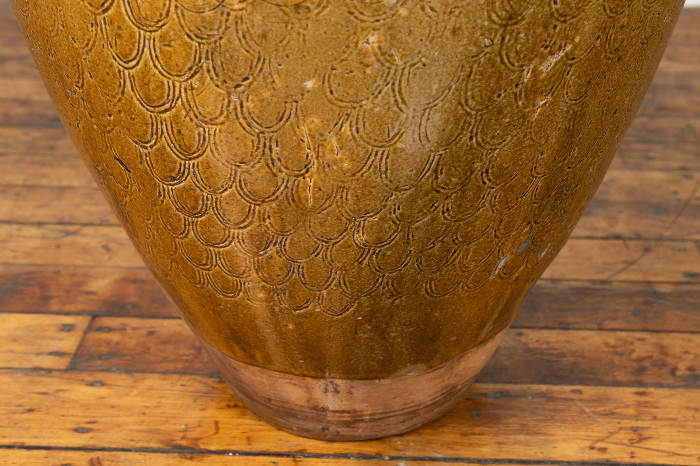 Pot à eau Martaban du Sud-Est du 19e siècle avec motifs de dragons et poignées en vente 3