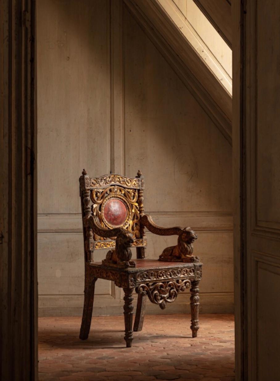 Chaise à trône en bois doré et polychrome de l'Inde du Sud, Tamil Nadu, milieu du XIXe siècle Inde : vers 1850 Provenance : Andrew Allfree Une vie de voyages, une obsession pour la couleur, un amour pour l'Inde et des intérieurs d'une intelligente