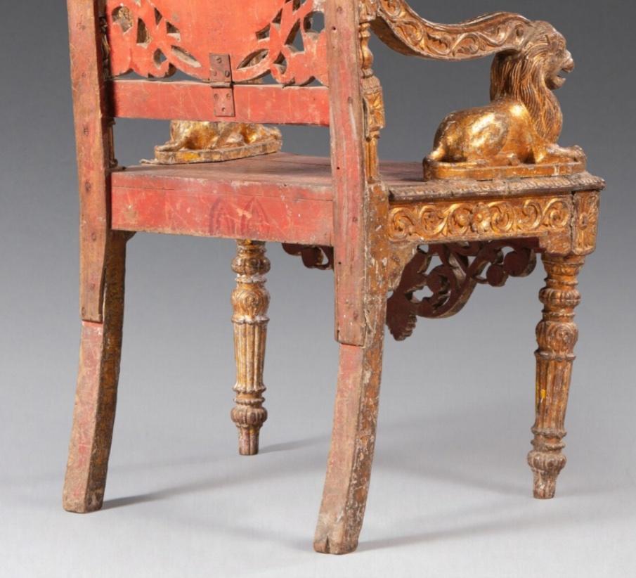 Indien Chaise trône d'Inde du Sud du 19ème siècle en bois doré et polychrome en vente